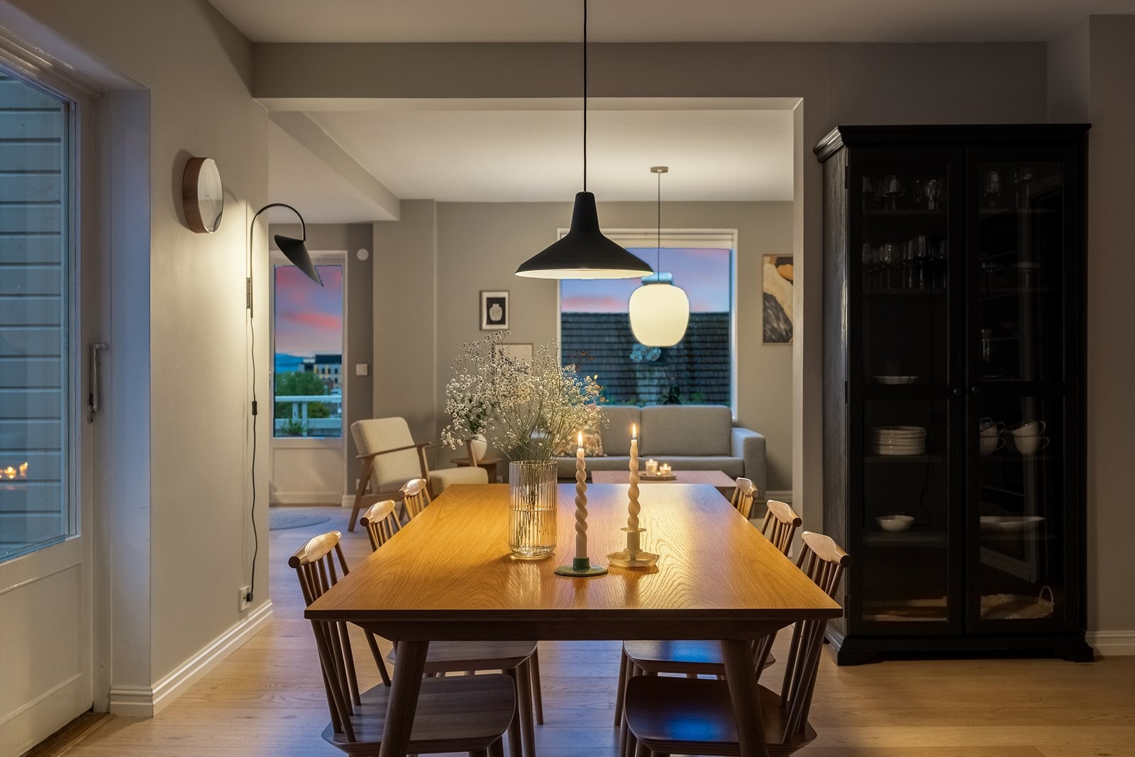 Spisestuen fungerer som et naturlig bindeledd mellom stue og kjøkken Galleribilde