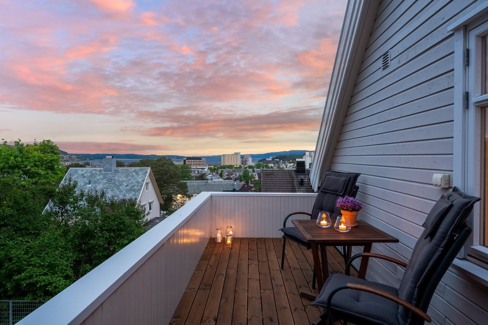 Fra balkongen i andre etasje får du flott utsikt og gode solforhold. Perfekt sted å nyte sene sommerkvelder Galleribilde