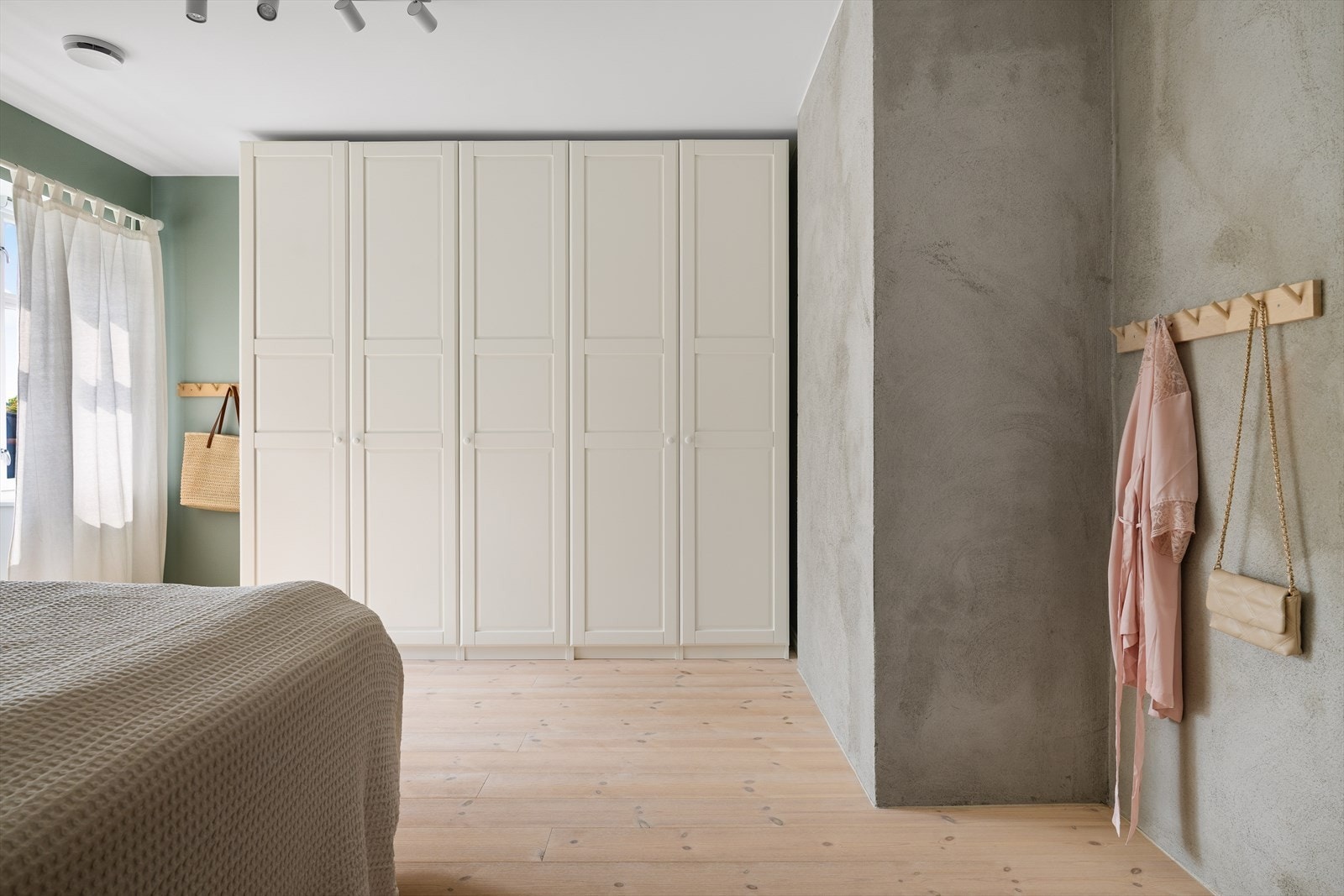 Stor garderobe som medfølger Galleribilde