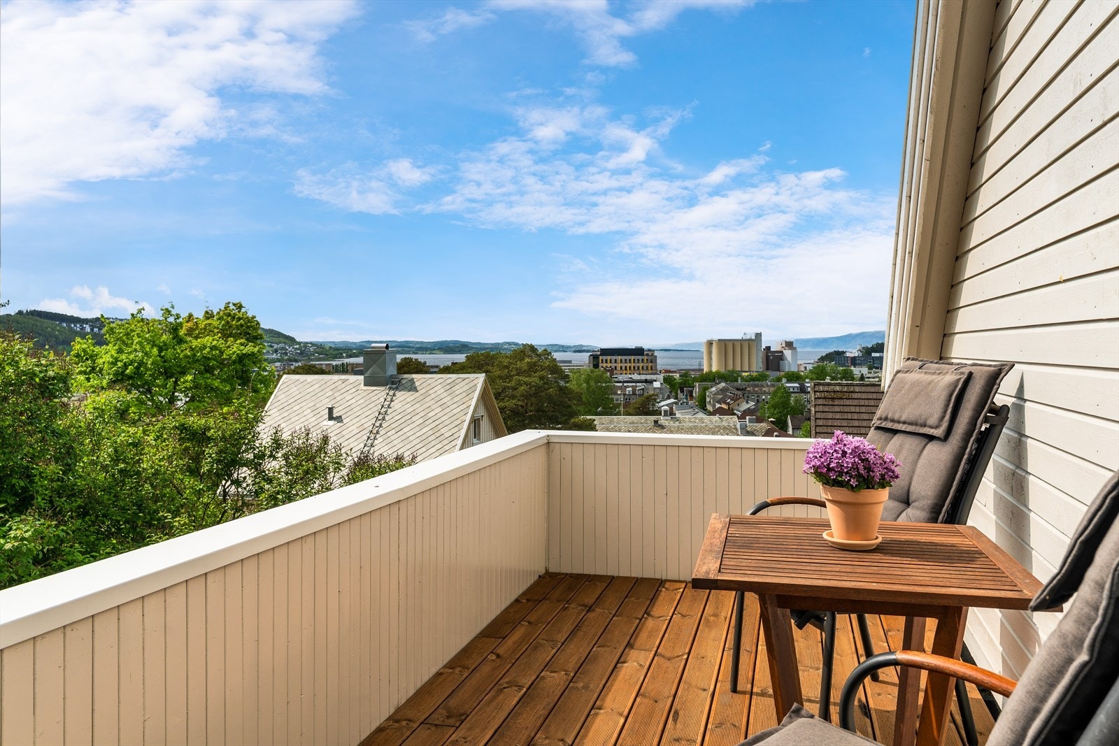 Fra hovedsoverommet vil man ha direkte adkomst til boligens takterrasse - sjekk den utsikten! Galleribilde