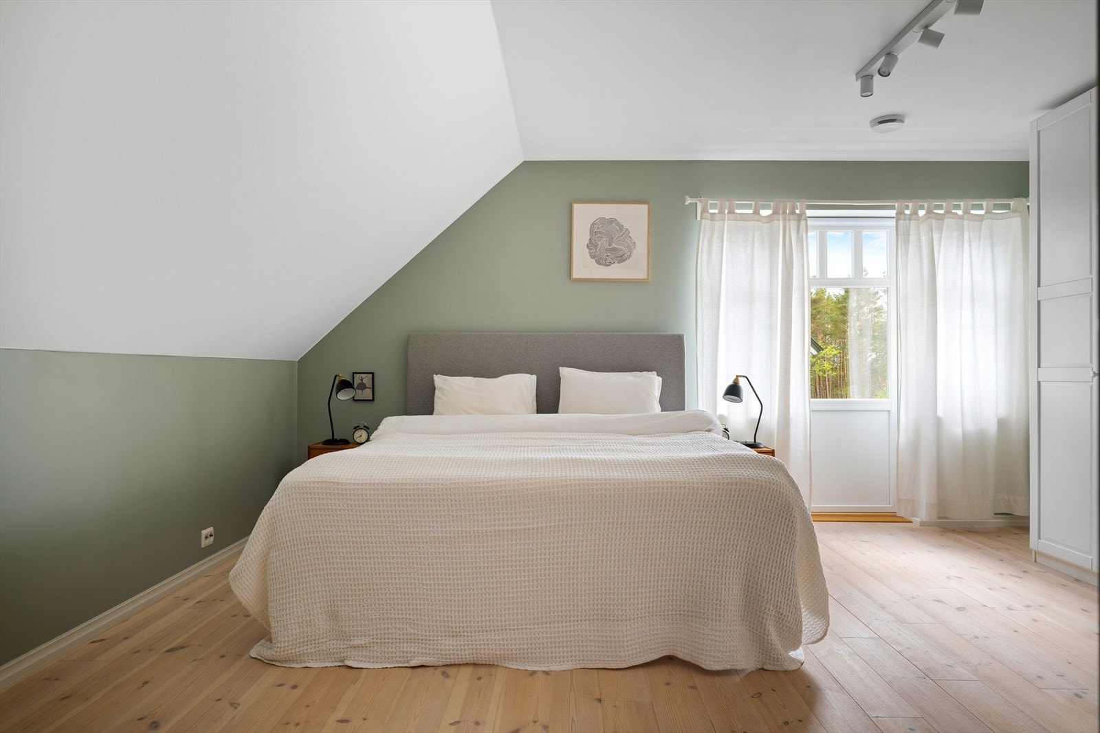 Boligen hovedsoverom er av svært romslig størrelse Galleribilde