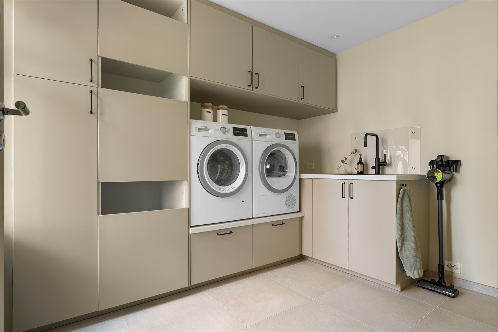 Lekkert vaskerom fra 2023 med praktisk plassering like ved inngangsdøren Galleribilde