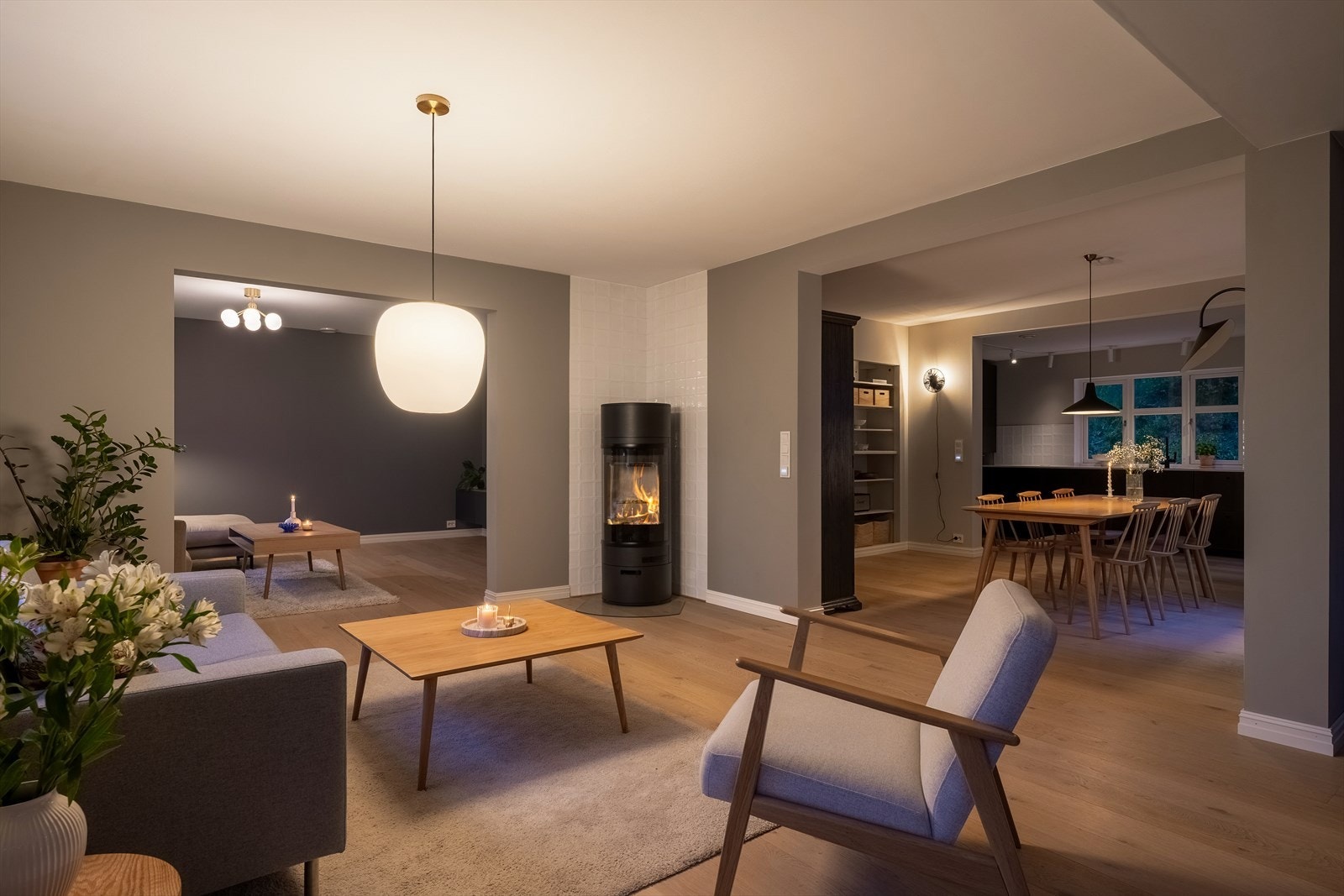 Vedfyring på stue bidrar til en lun og god atmosfære på stuen Galleribilde