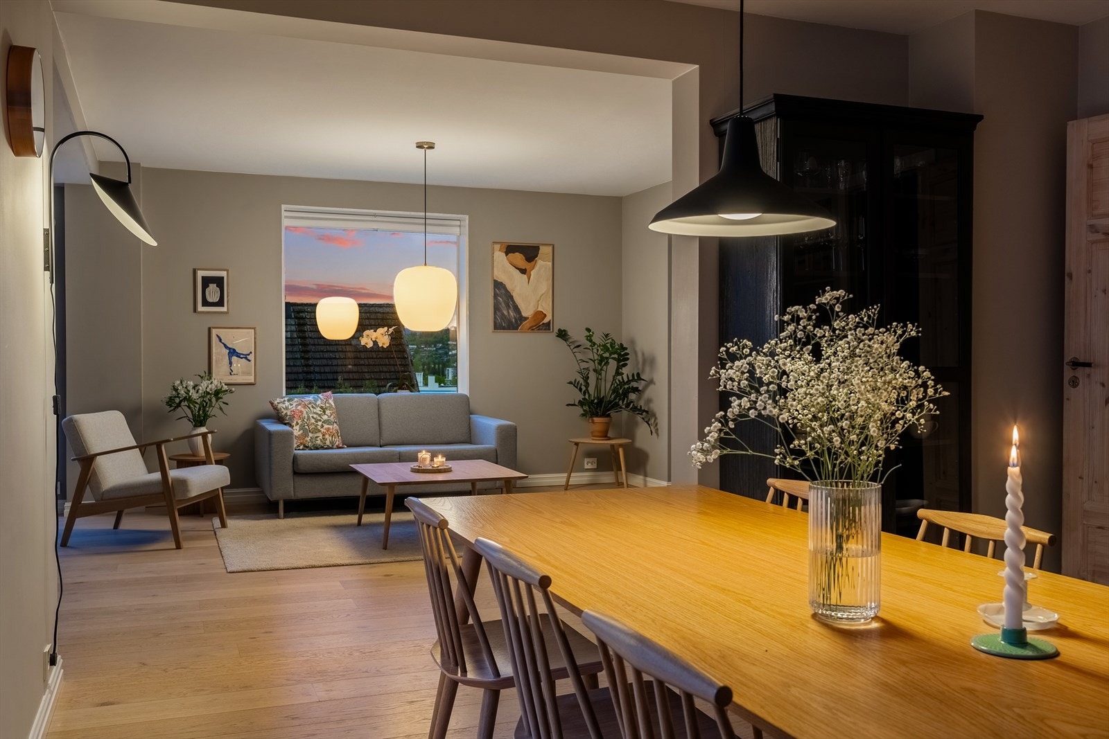 1. etasje består av flere stuer og store vindusflater som gir godt med naturlig lys Galleribilde