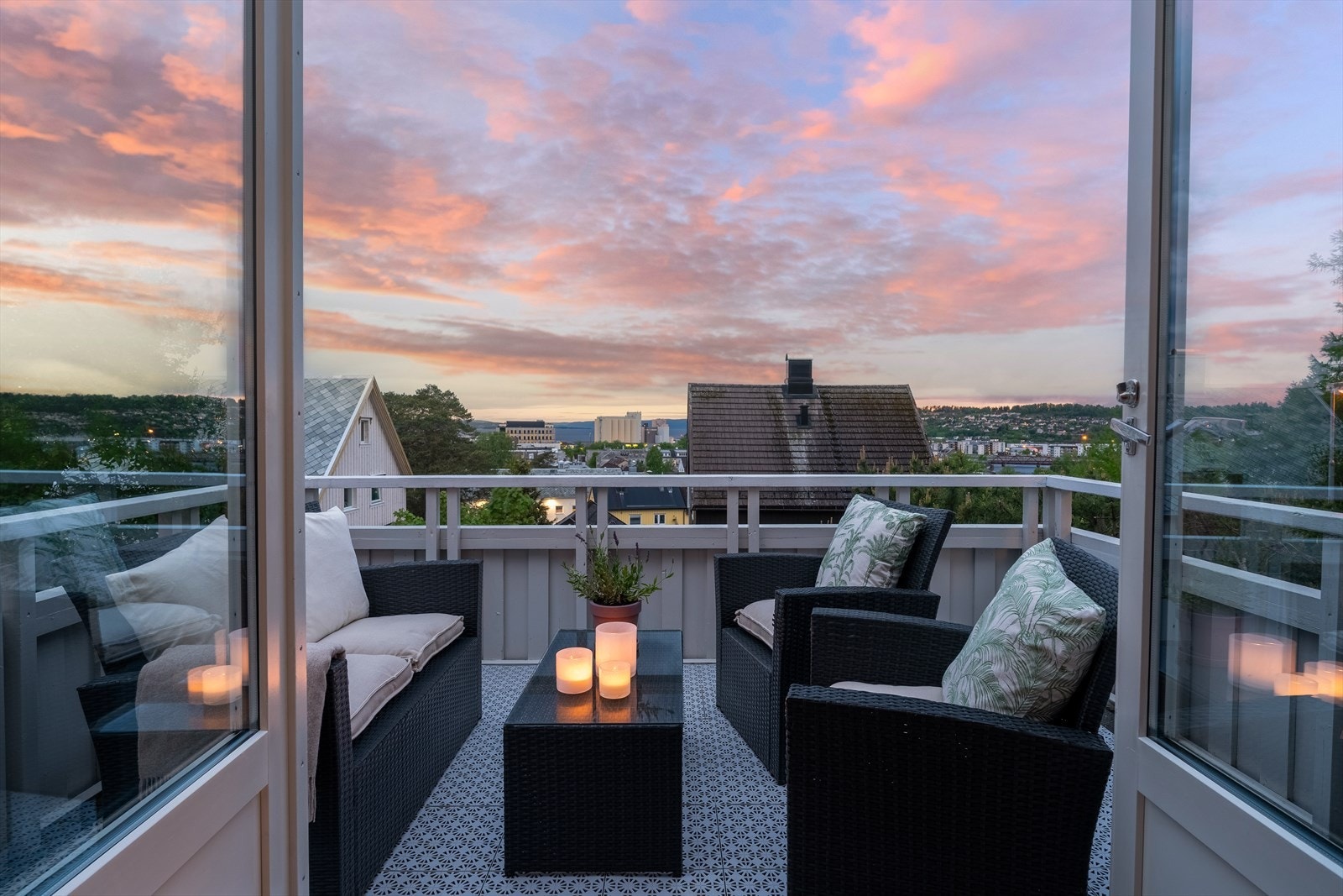 Fra stuen vil man ha direkte utgang til solrik veranda - flott utsikt mot sentrum og Beitstadfjorden Galleribilde