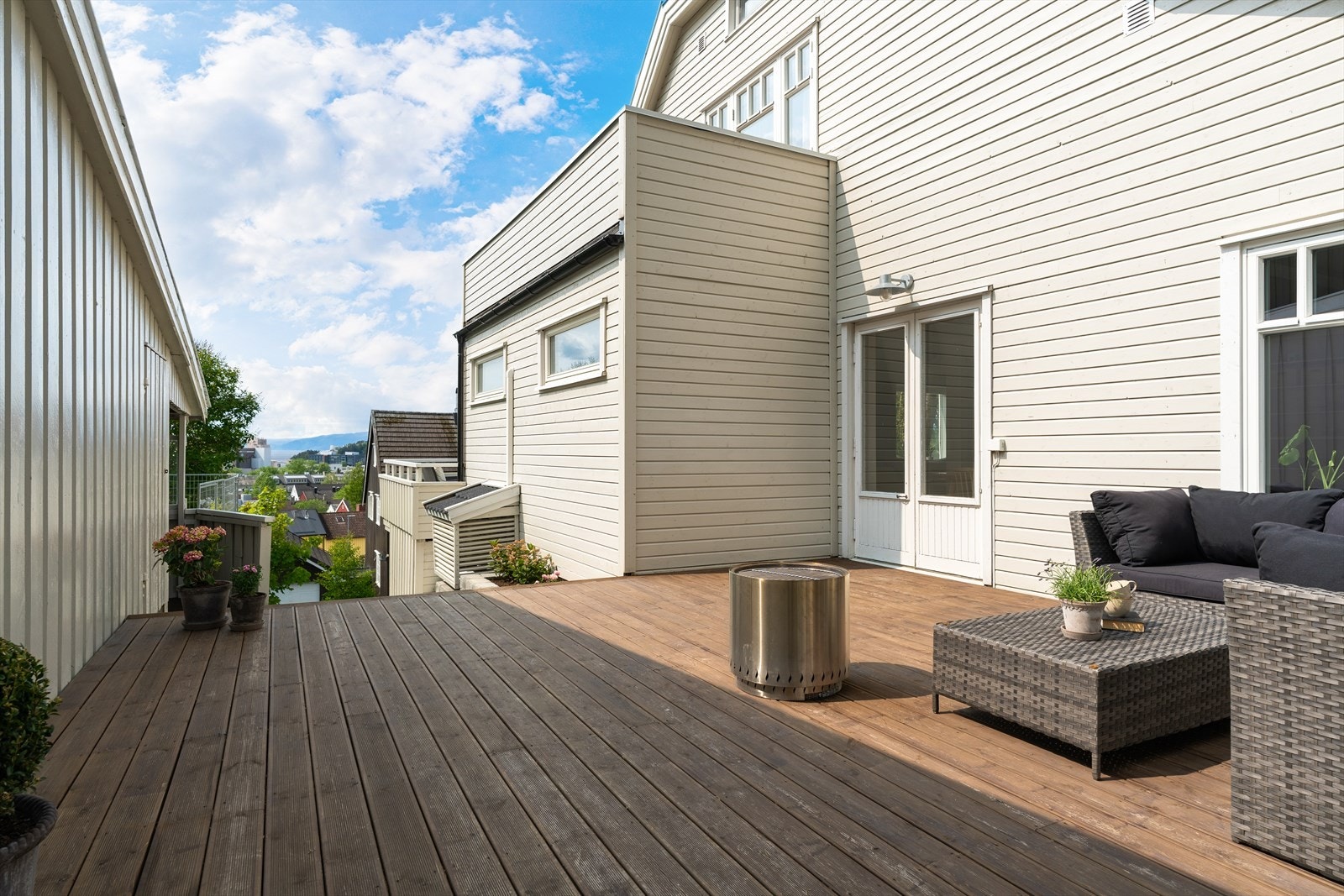 Med usjenert plassering og utsikt over byen, inviterer denne terrassen til rolige stunder fra morgen til kveld Galleribilde