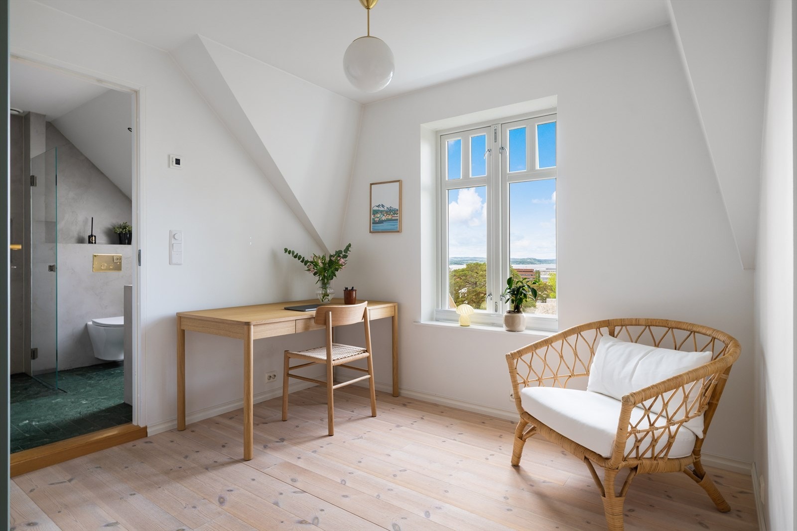 I boligen 2. etasje finner man ekstra stue/kontor, lekkert bad og tre soverom Galleribilde