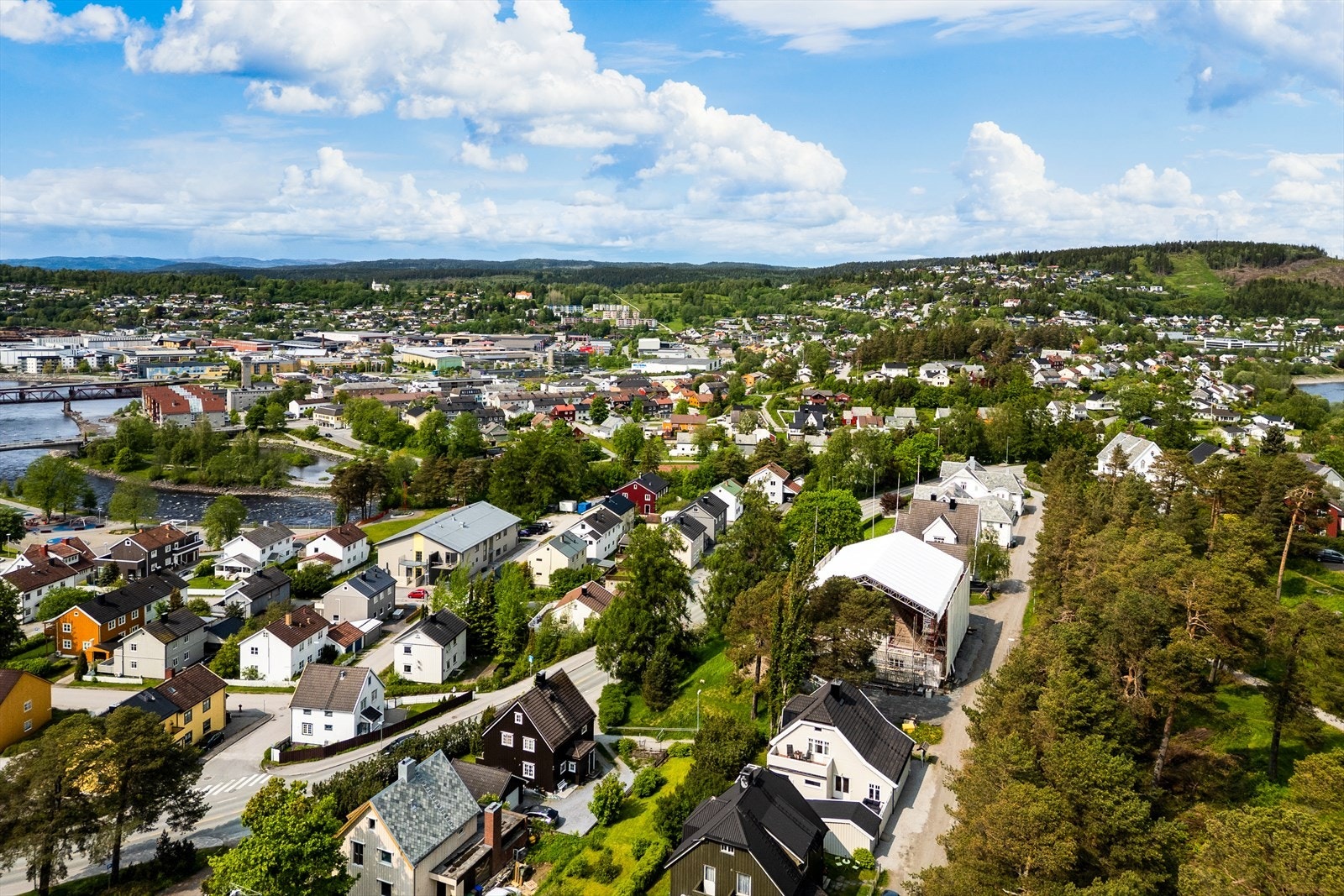 Med Furuskogen som nærmeste nabo vil man ha flere fine turstier like utenfor ytterdøren Galleribilde