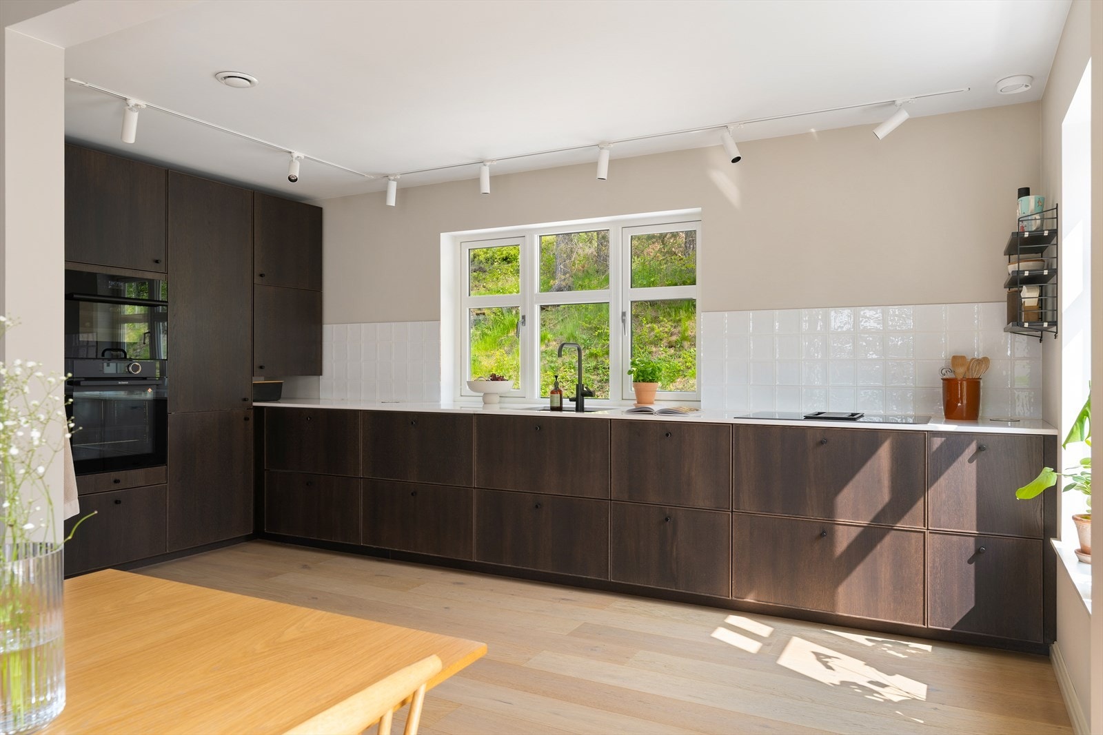 Lekkert kjøkken med svært god skap- og benkeplass Galleribilde