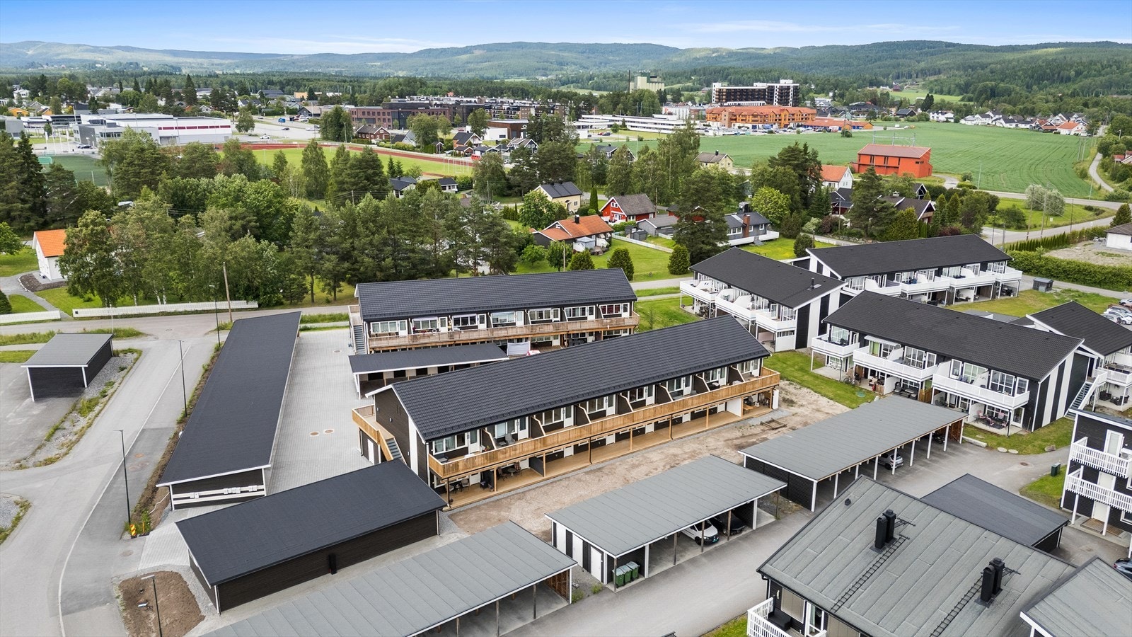 Og ikke langt unna ligger Bjørkelangen sentrum med videregående skole, helsehus, Bjørkebadet, Rådhuset og kjøpesenter. Galleribilde