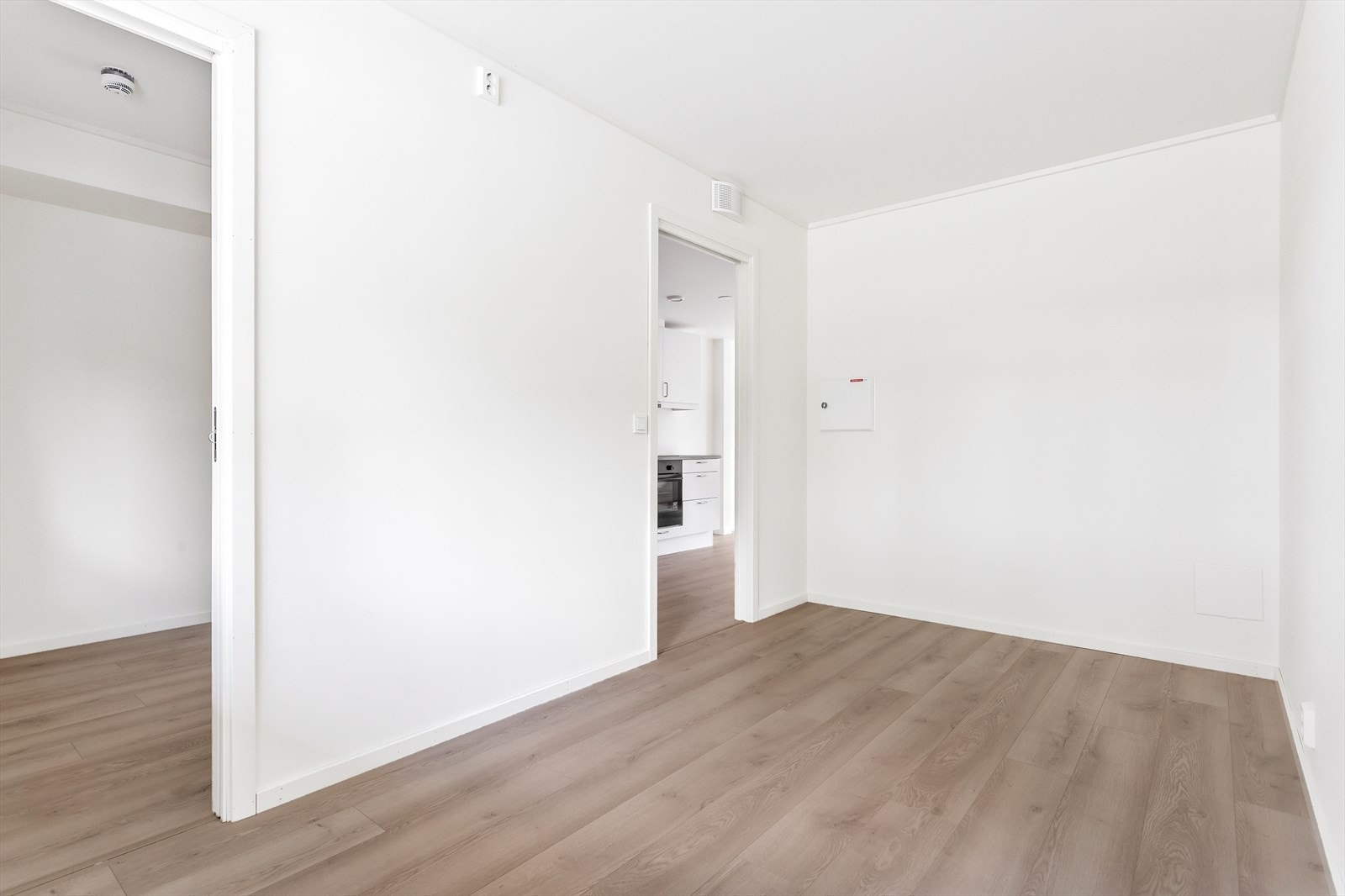 Soverommet har god plass til dobbeltseng og tilhørende møblement - samt garderobeskap. Galleribilde