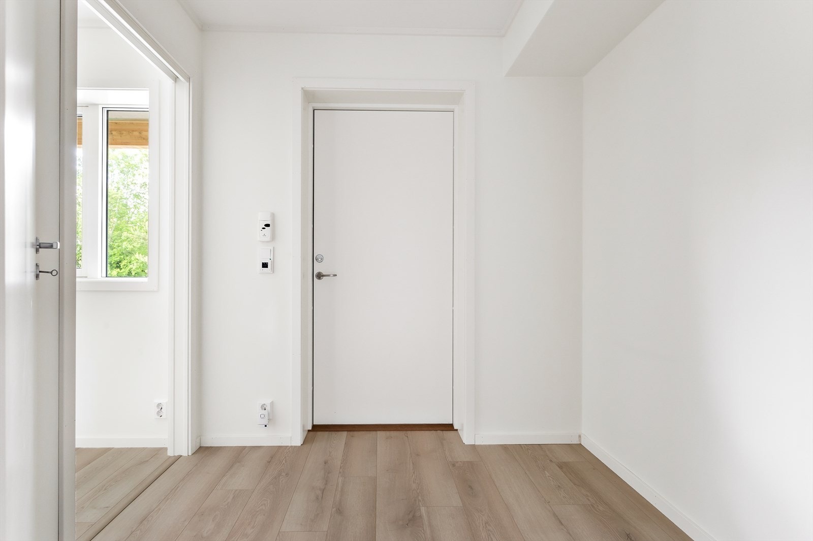 Velkommen til Vollajordet 2! Her er det hvitmalte gipsvegger og tak samt pent laminat på gulvet, som har varmekabler. Galleribilde