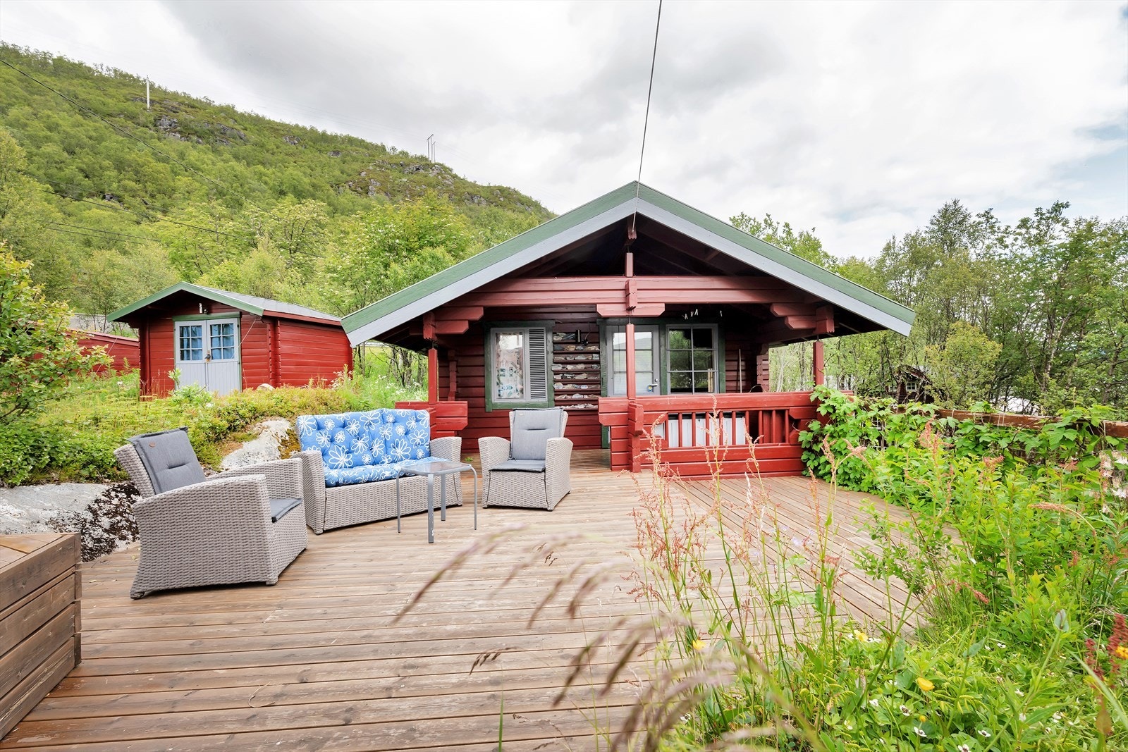 Stor og flott platting tilknytter annekset til boligen. Galleribilde