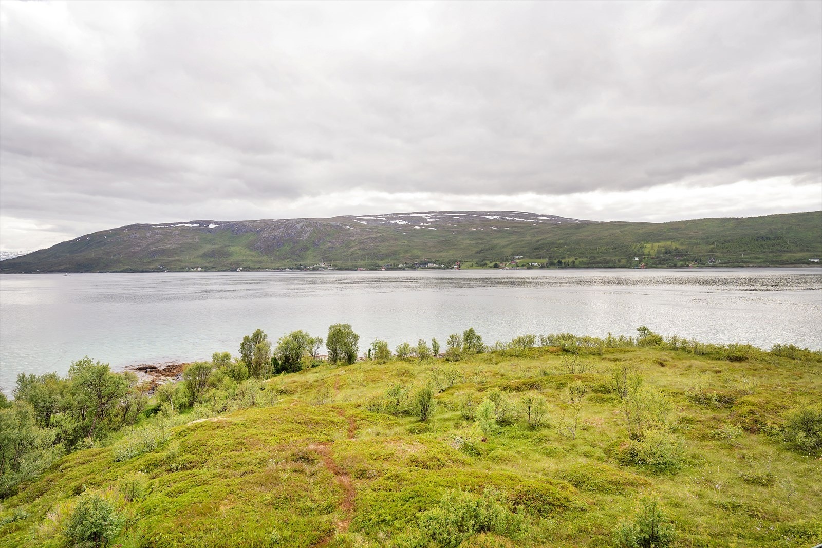 Sjøen ligger kun et steinkast unna, med gode forhold for både bading og fisking. Galleribilde