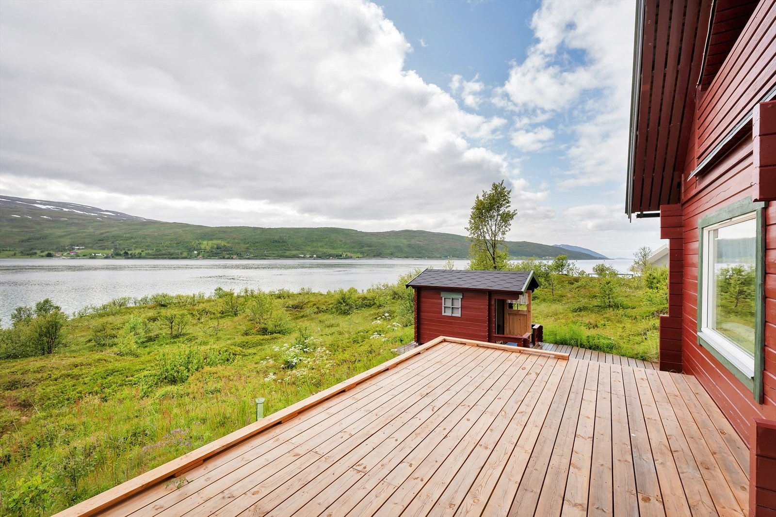 Rundt boligen har du hele 68 m² platting, slik at du kan nyte sol og utsikt uavhengig av tidspunktet på døgnet. Galleribilde