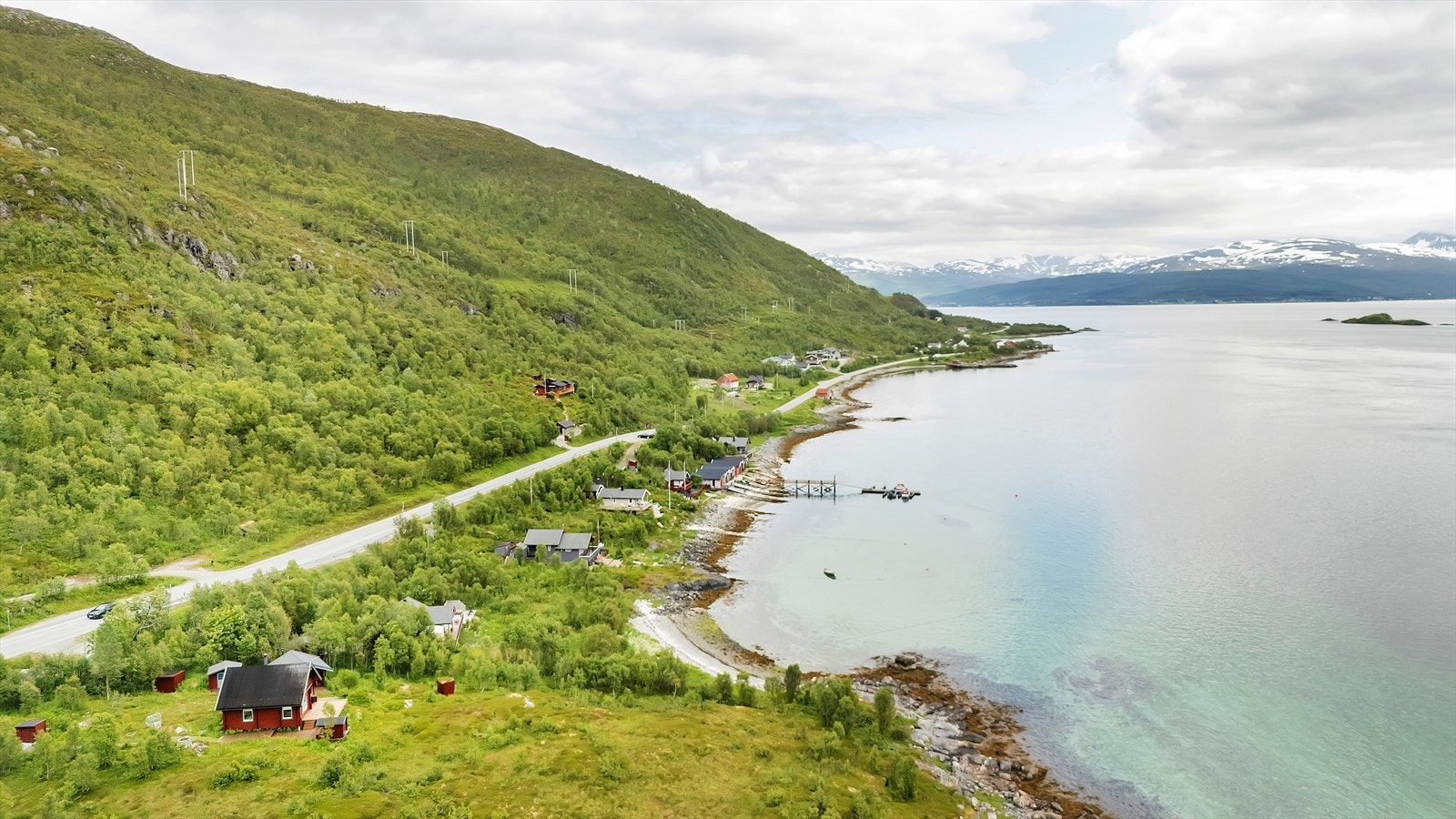 Ringvassøya er kjent for fantastiske tur- og rekreasjonsmuligheter, med svært gode forhold for både jakt og fiske. Galleribilde