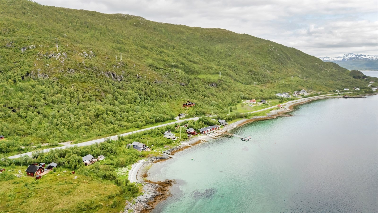 Med kun en halvtimes kjøring fra Tromsø ligger eiendommen flott til for hyppig bruk. Galleribilde