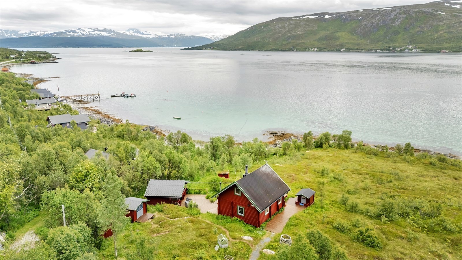 Velkommen til Skulgamvegen 137 - En sjarmerende fritidsbolig i idylliske omgivelser på Ringvassøya! Galleribilde
