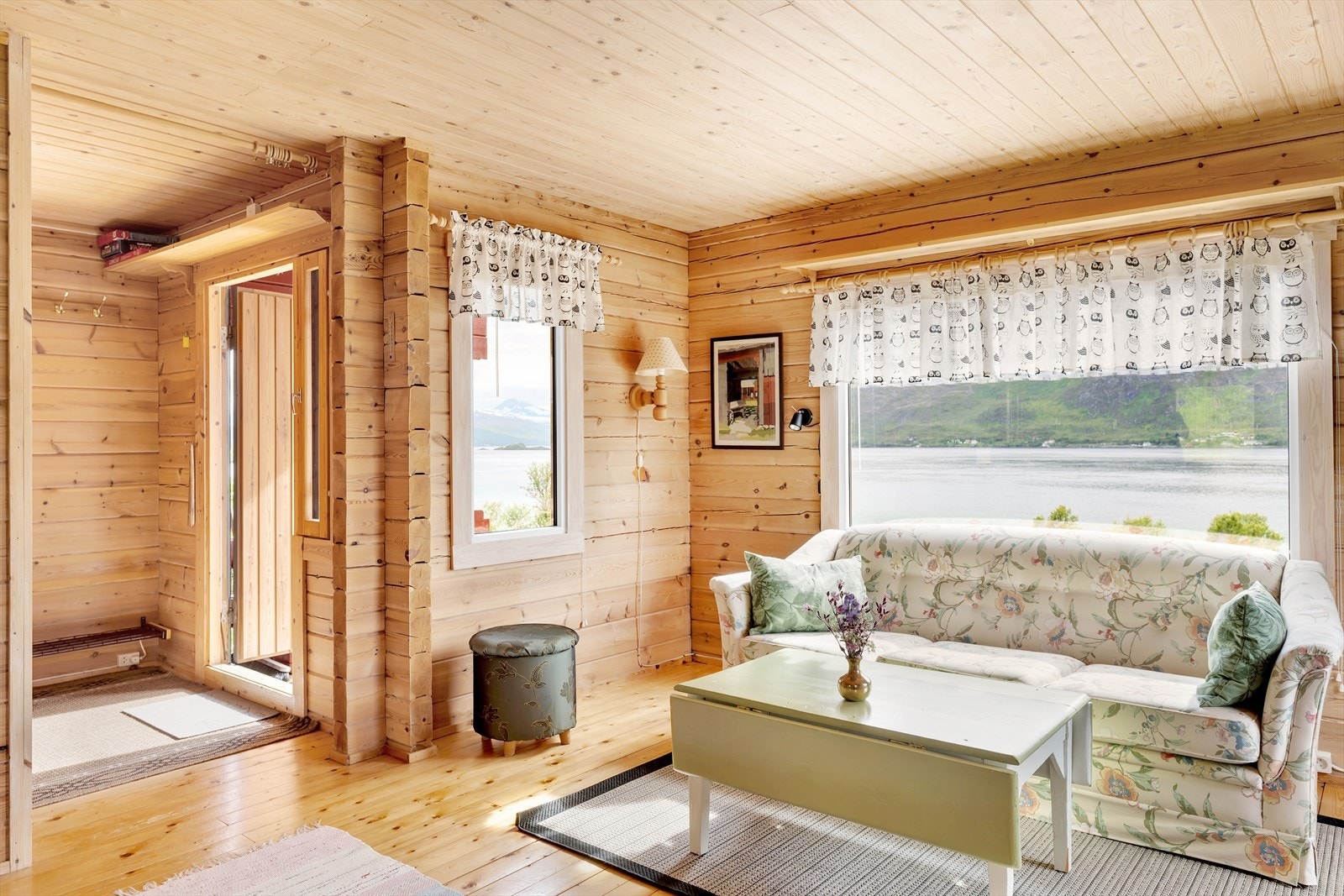 Fantastisk sjø- og fjellutsikt fra stuevinduene. Galleribilde