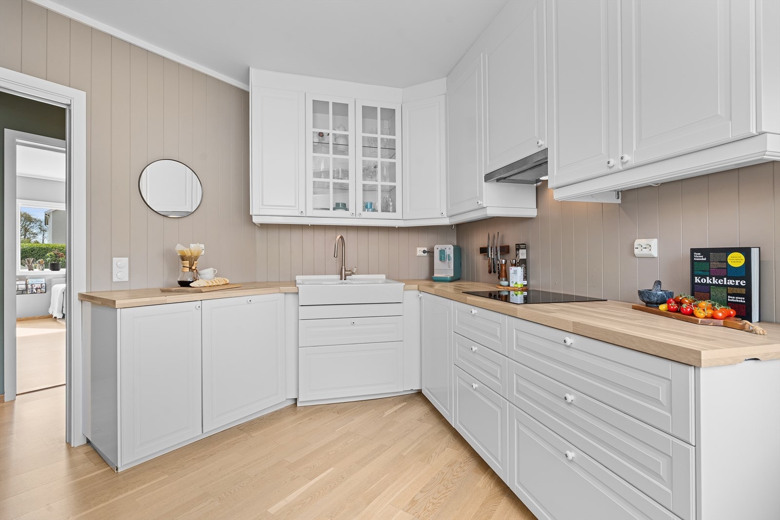 Kjøkkenet er fra Ikea med integrerte hvitevarer som stekeovn, kombiovn/mikrobølgeovn, platetopp og oppvaskmaskin, samt at det er avsatt plass til kjøleskap med frysedel. Galleribilde