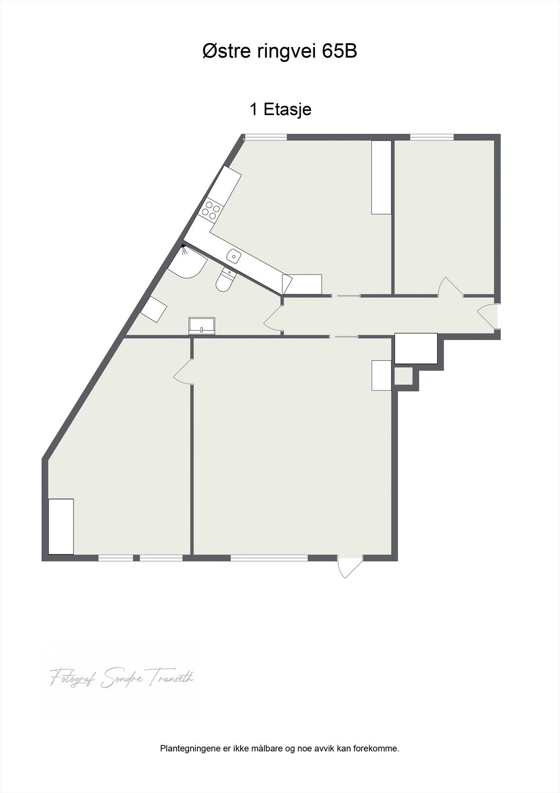 Planløsning 1.etg.: entre/mellomgang, 2 soverom, kjøkken, bad, samt stue med tilkomst til terrasse og videre til felles hageområde. I tillegg medfølger det 1 stor bod i byggets underetasje, samt 1 bod i loftsetasjen. Galleribilde