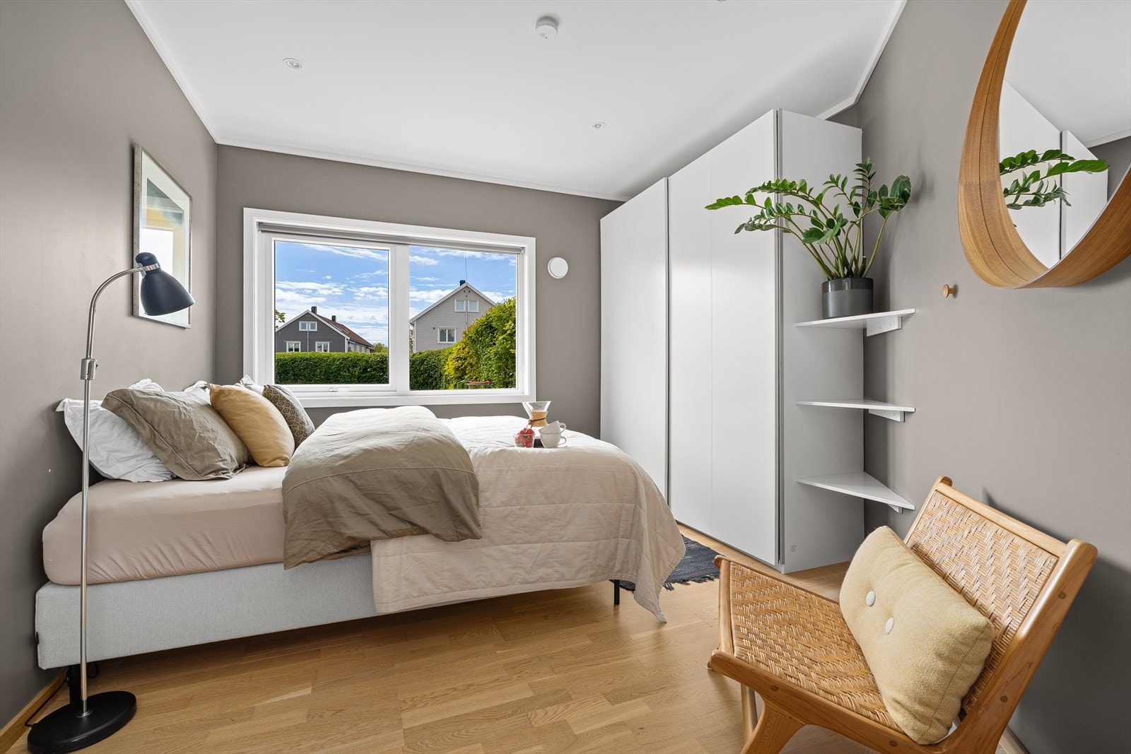 Leiligheten inneholder to soverom, hvorav det er plass til dobbeltseng og garderobeløsning på begge rom. Hovedsoverommet er vendt ut mot terrasse og hageområdet. Galleribilde