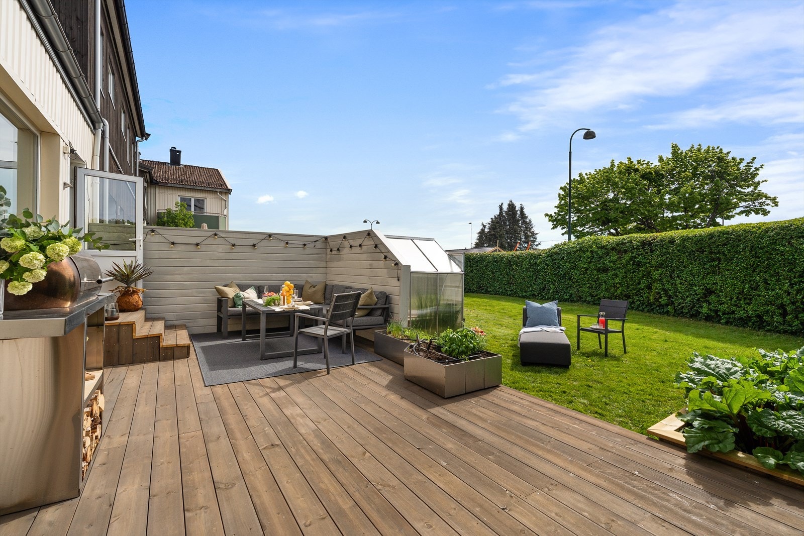 Velkommen til en lekkert oppusset 3-roms andelsleilighet med stor uteplass med ny terrasse - leiligheten i Østre Ringvei 65B er presentert av Ina Andersen for Eiendomsmegler Norge. Galleribilde