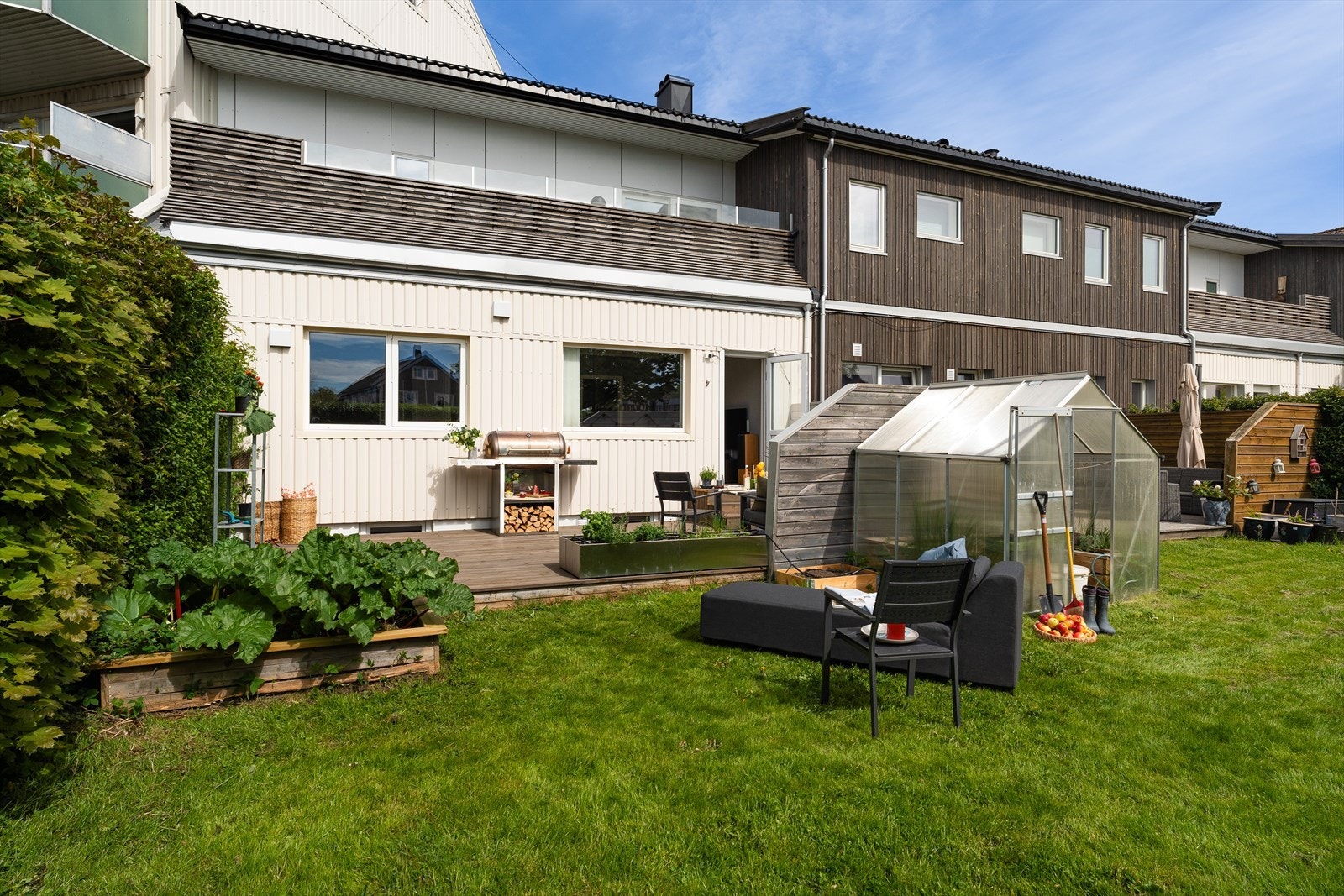 Aktuell leilighet ligger i byggets 1.etg., hvor du har direkte tilkomst til terrasse og videre til hageområdet som er en del av borettslagets fellesområde. Nåværende eier har fått tillatelse til å sette opp et drivhus her som medfølger leiligheten. Galleribilde