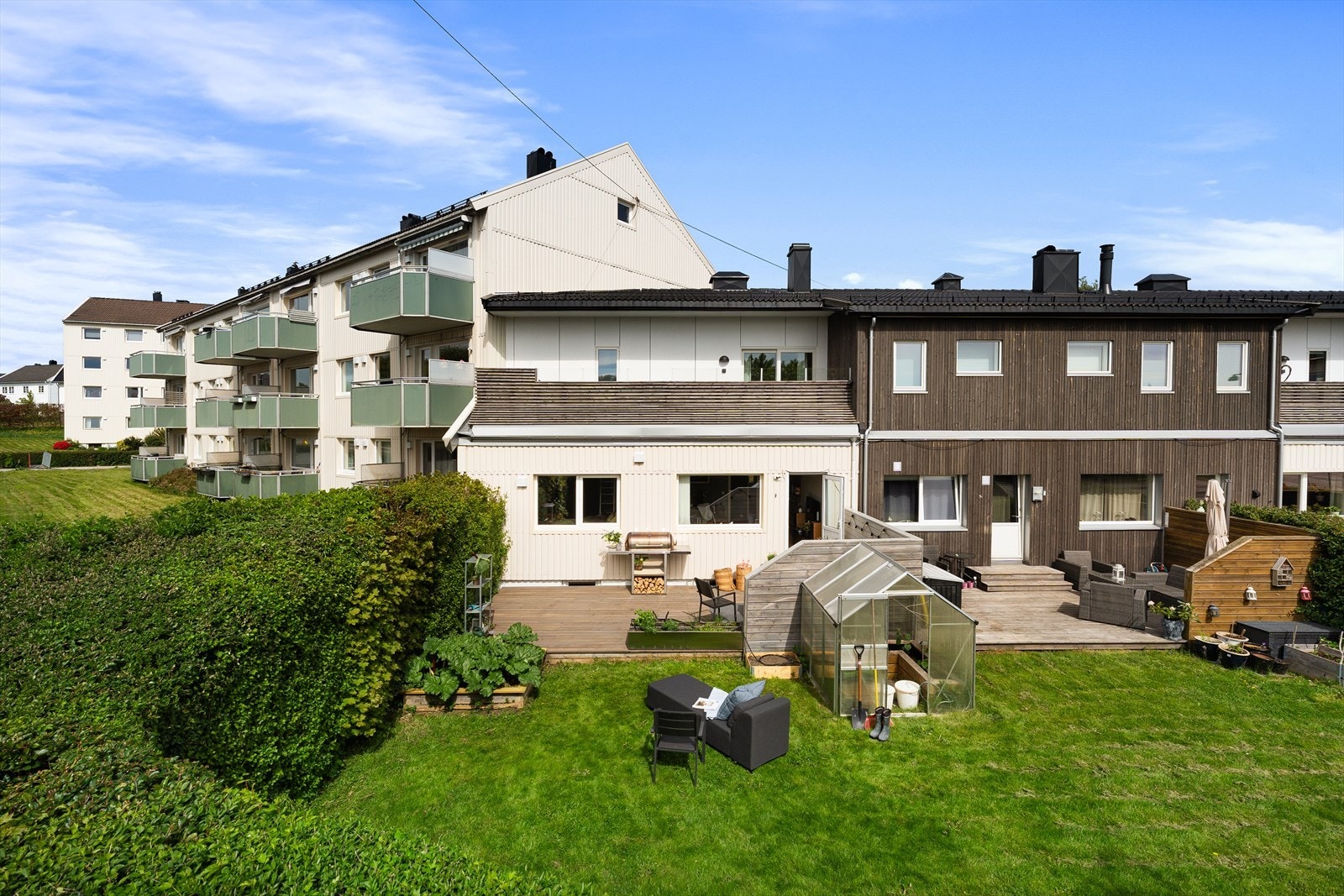 Leiligheten ble ombygd og bygd ny i 2015 hvorav røropplegg, det elektriske og alle overflater ble pusset opp. Tidligere i vår ble det lagt nytt terrassedekke med royalimpregnert terrassebord fra Møre Royal. Galleribilde