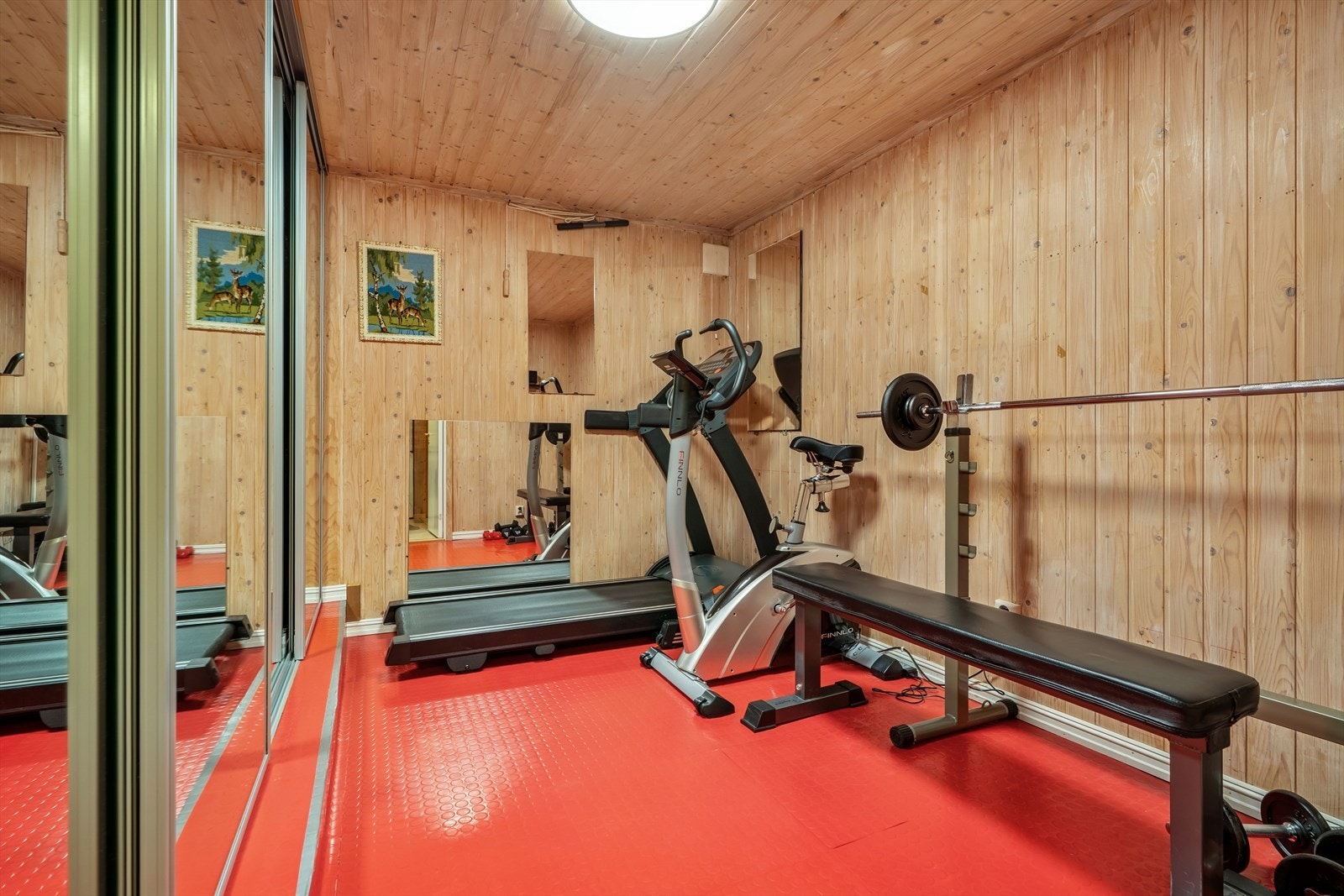 Det gjøres spesielt oppmerksom på at rommene i kjeller ikke er godkjent. I kjelleren har du god lagringsplass i flere rom. Videre er det et trimrom, garderobe, hobbyrom og kjølerom. Galleribilde