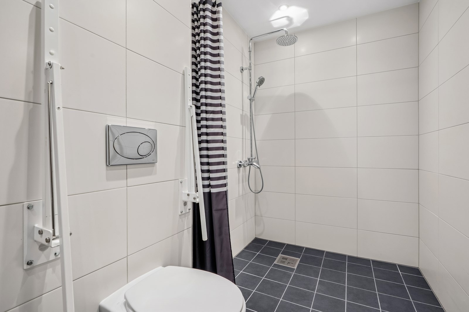 Hovedbadet er pent og tidløst! Badet ble totalrenovert av godkjent håndverksfirma i 2018. Galleribilde