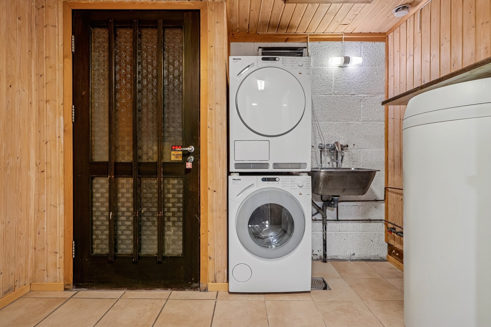 Vaskerommet ble bygget tidlig på 80 tallet (i kjeller) og har flislagt gulv med gulvvarme (ikke membran). Innredning bestående av skyllekum, varmtvannsbereder, varmeskap og innredning med laminert arbeidsbenk. Tappekran og avløp for vaskemaskin. Galleribilde