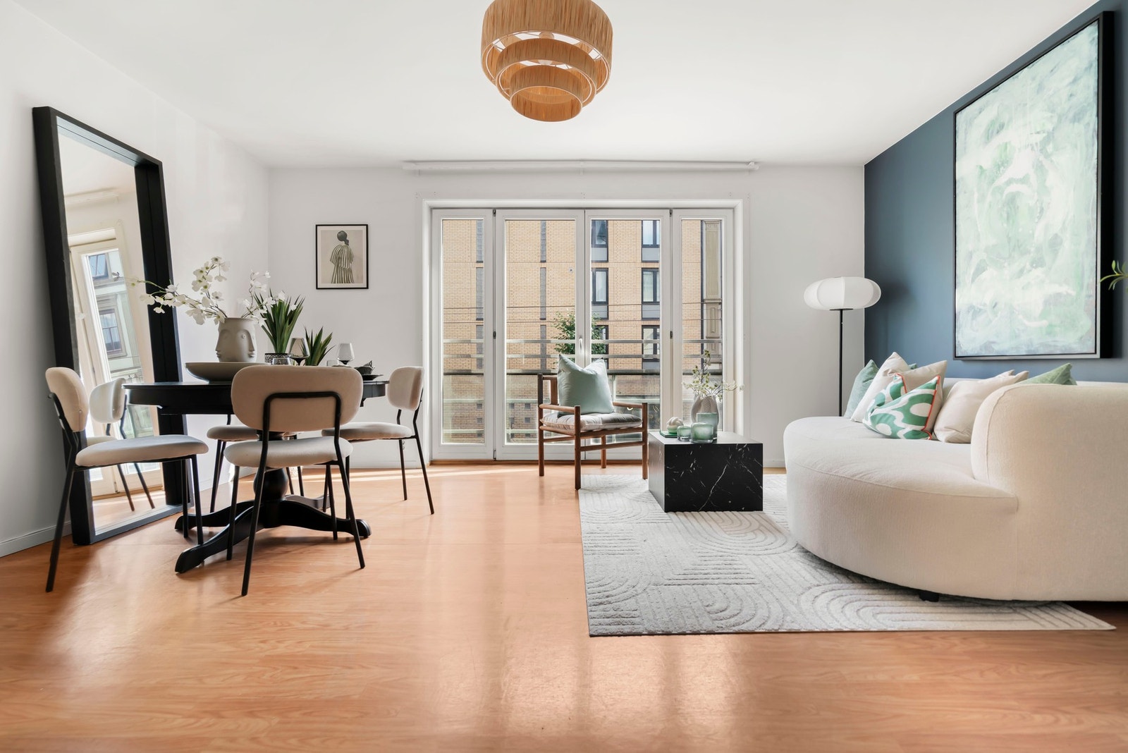 Stuen er innbydende og romslig med gode innredningsmuligheter. Galleribilde