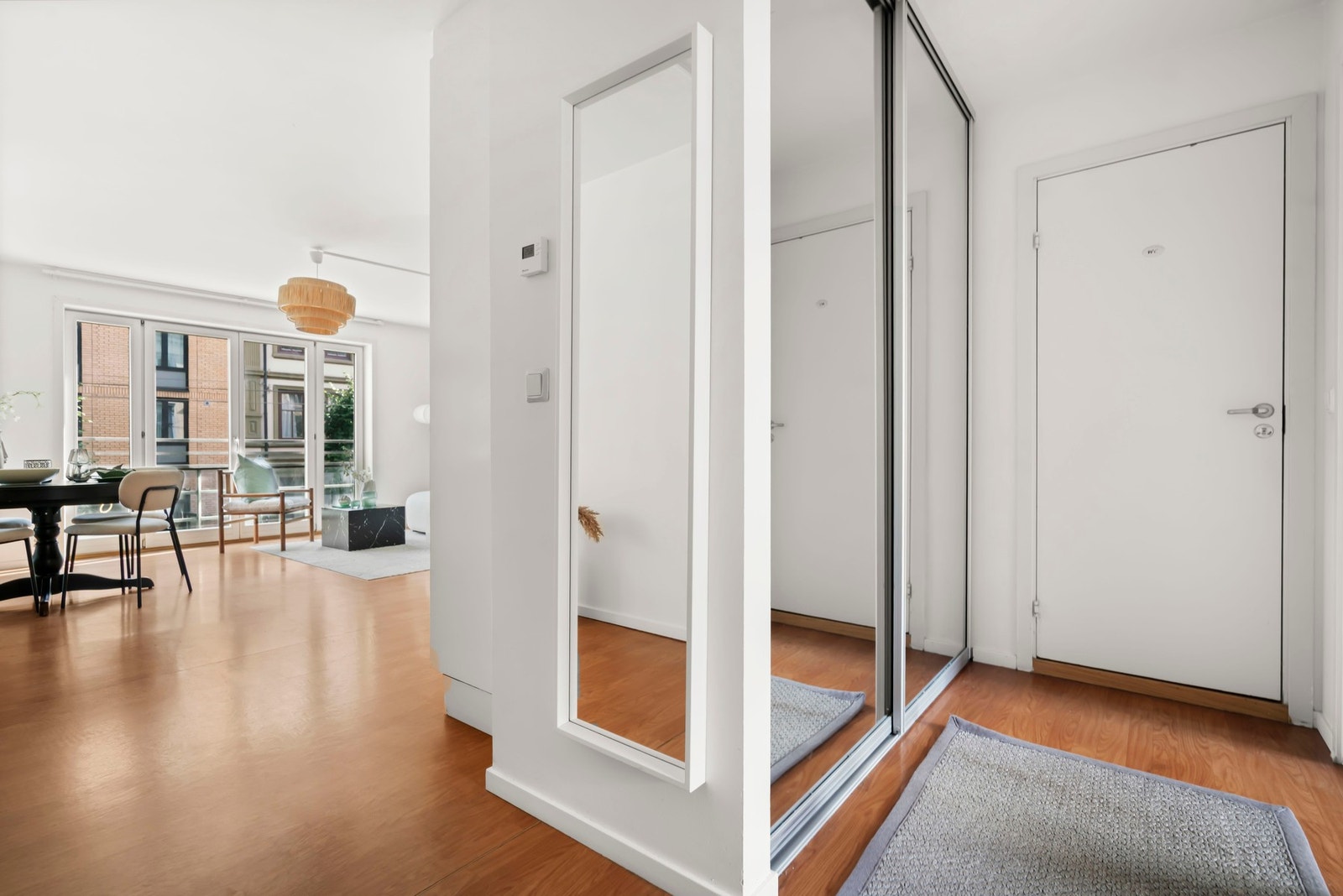 Lys og innbydende entré god oppbevaringsplass i romslig skyvedørsgarderobe med speildører. Galleribilde