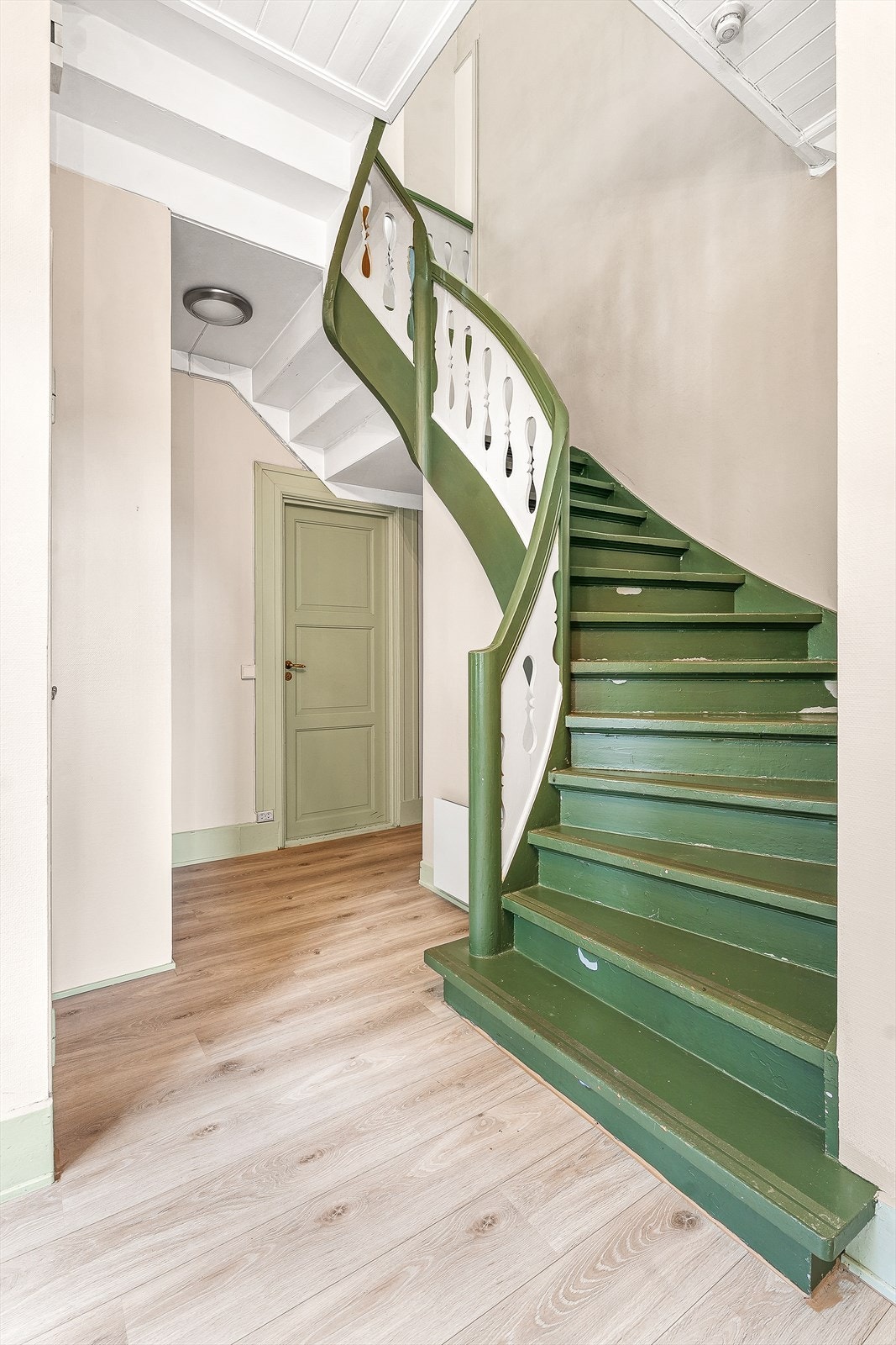 Flott trapp opp til 2 etasje Galleribilde