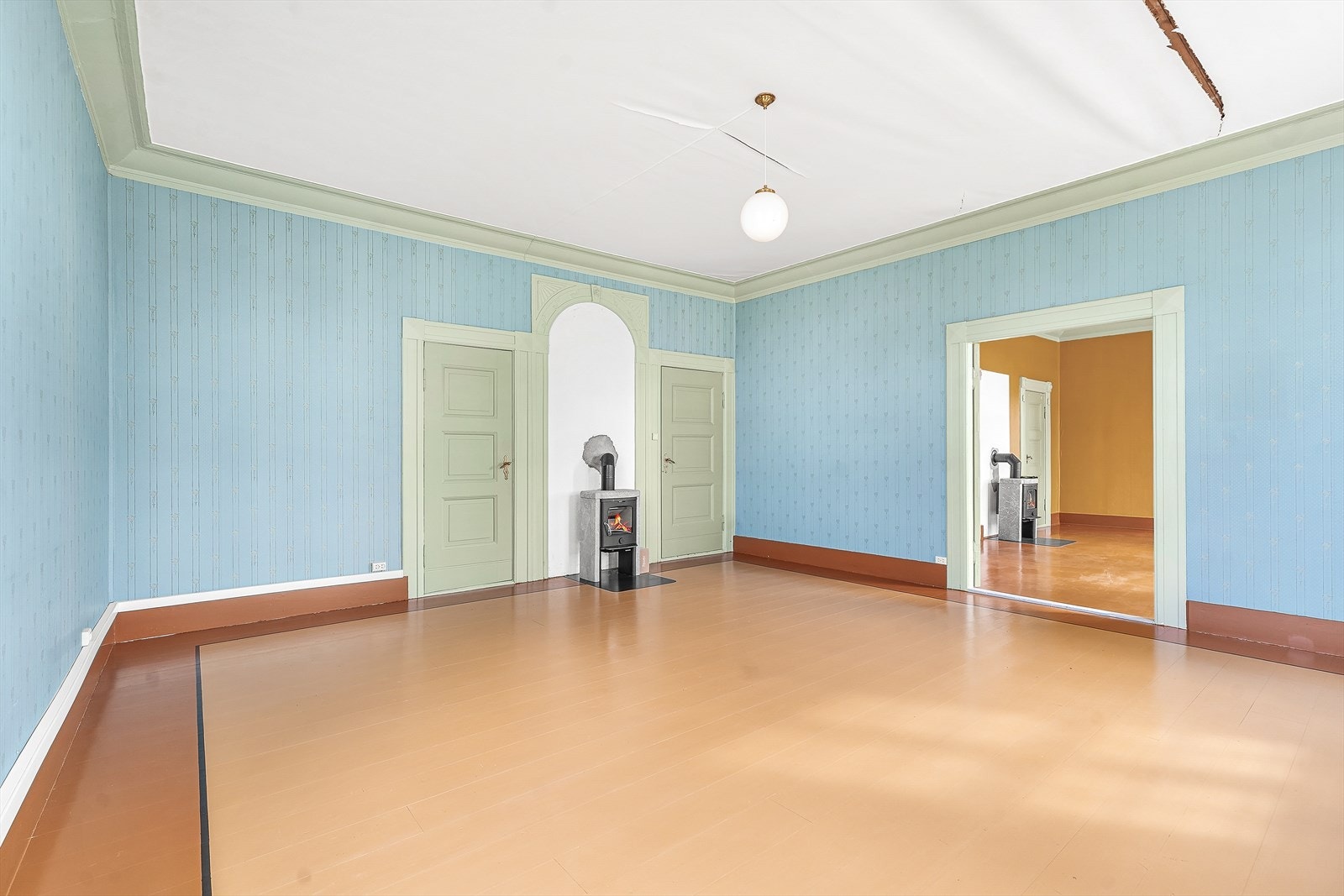 Stue 1 har installert vedovn fra 2016 - ser ubrukt ut Galleribilde