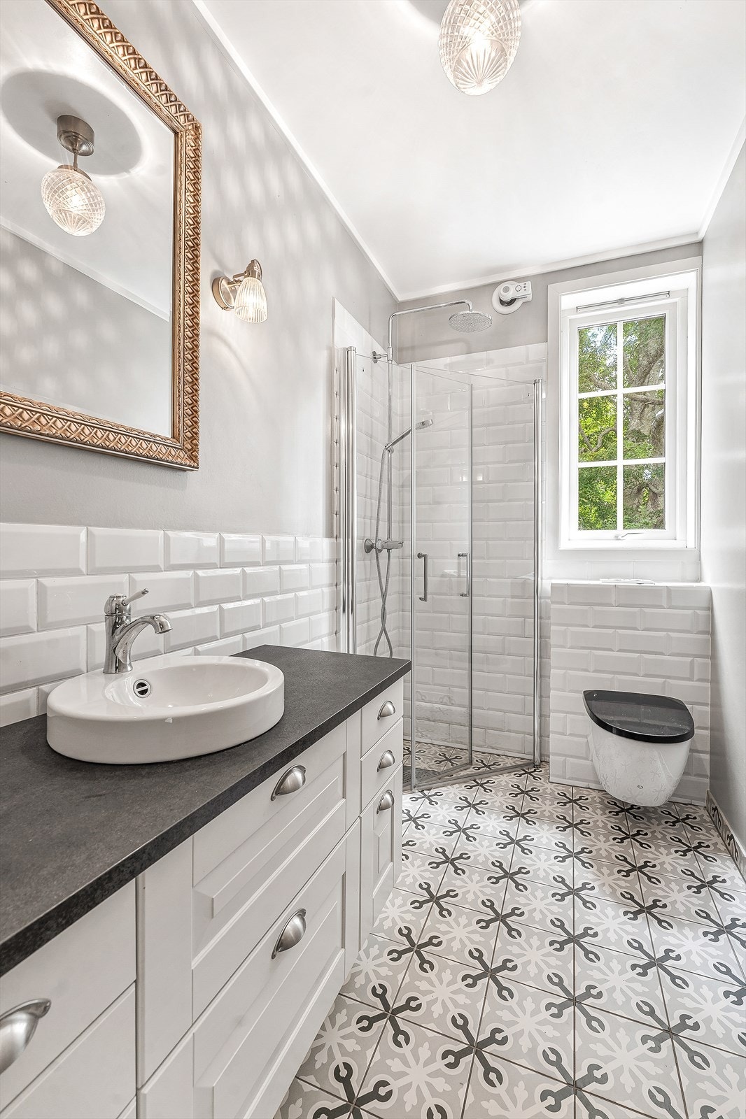 Bad i 1. etasje har installert dusj Galleribilde