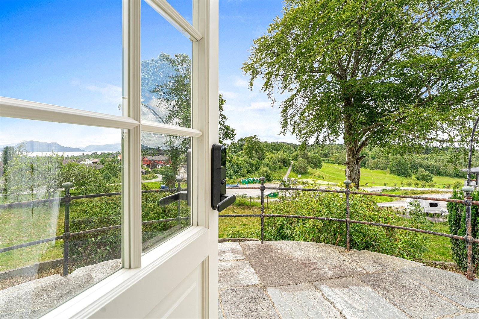 utgang til skiferbalkong med nydelig utsikt mot golfbanen Galleribilde