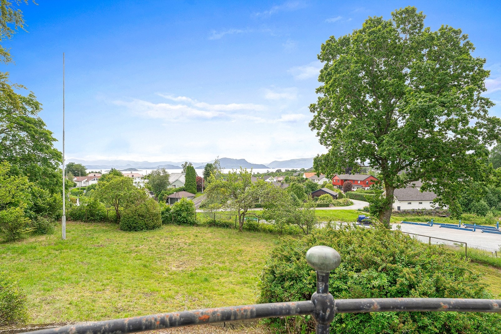 Boligen har flott utsikt mot sjøen i øst Galleribilde