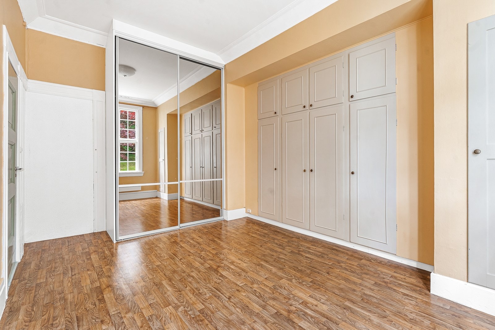 Integrert garderobeskap og skyvedørsgarderobe i hovedsoverom Galleribilde