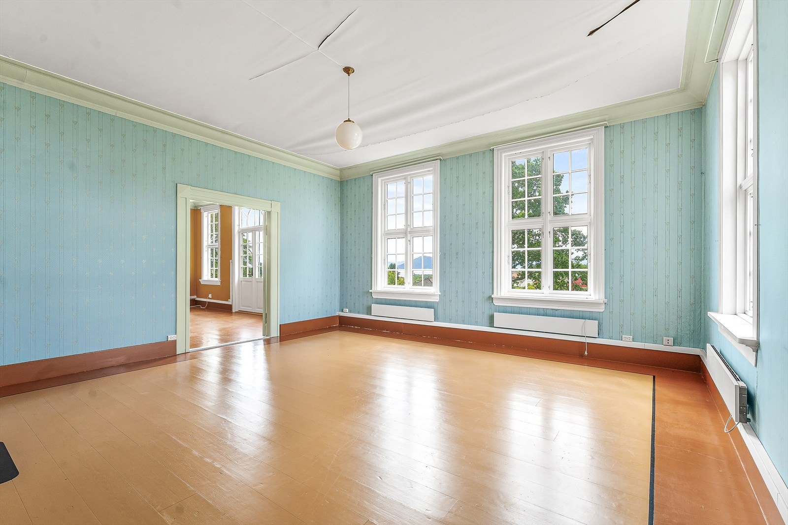 Stue har nostalgiske detaljer som kler denne ærverdige boligen Galleribilde