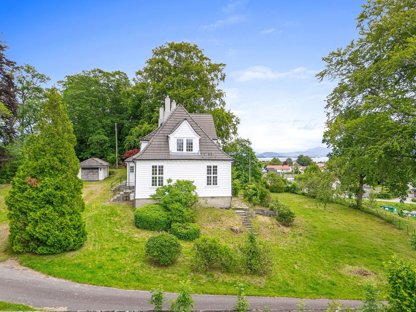 Fra boligen har man fin utsikt mot sjøen i øst Galleribilde