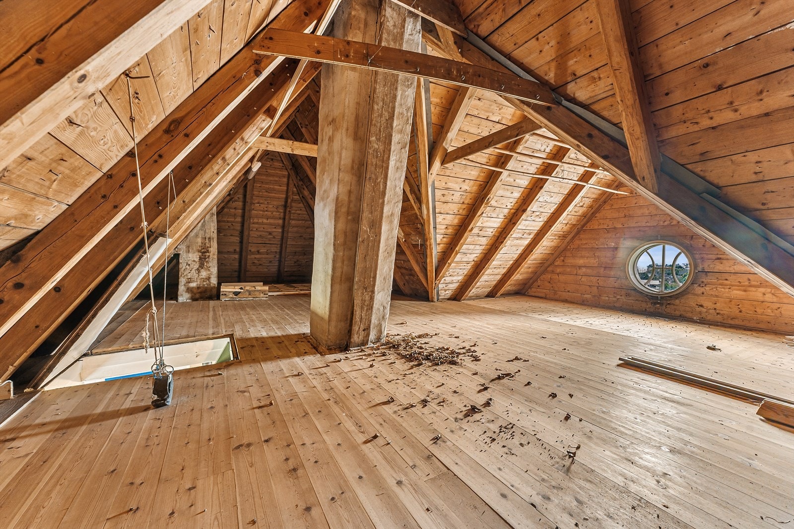 Stort loft med god lagringsplass Galleribilde