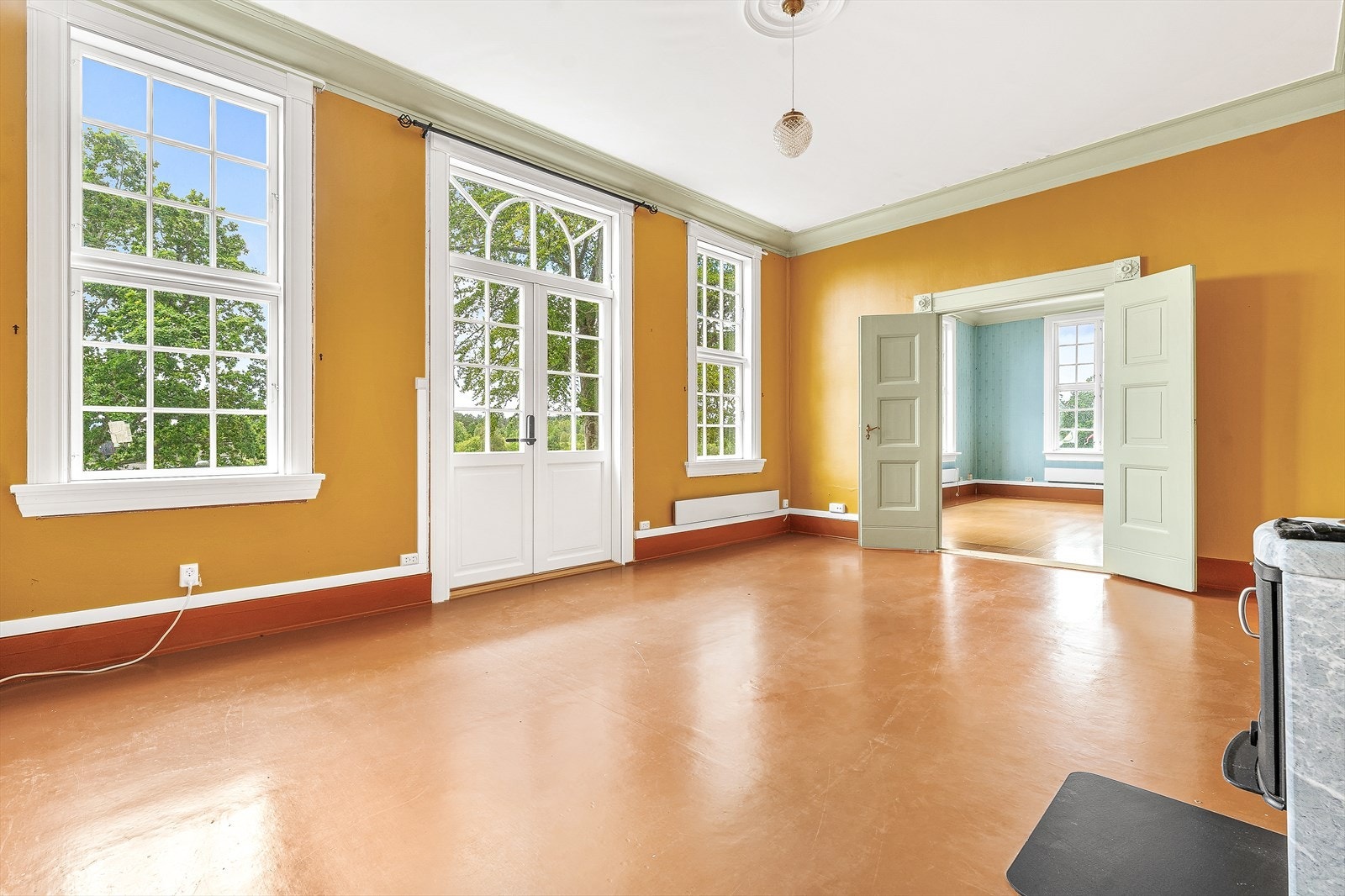 Stue 2 har utgang til skiferterrasse m/nedgang til hage Galleribilde