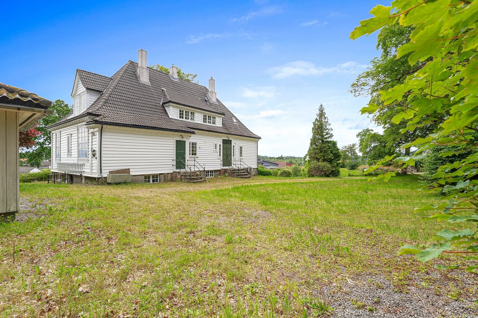 Stort tun ved inngangsparti Galleribilde