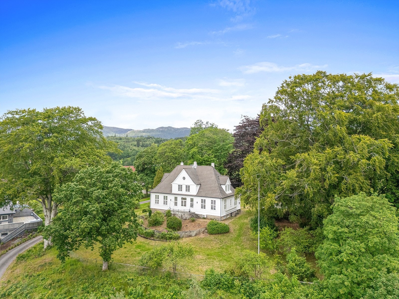 Den tidligere prestegården på Tyse 21 ligger nå for salg Galleribilde