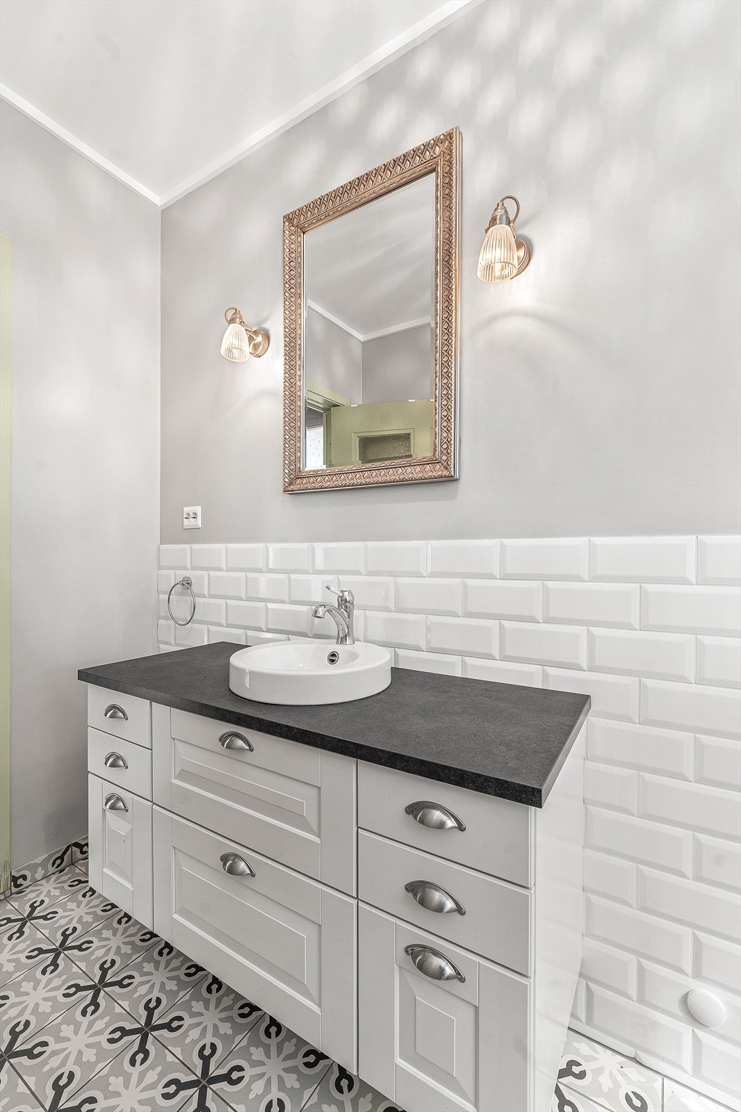 Nostalgisk og flislagt bad fra 2016 med varme i gulv Galleribilde