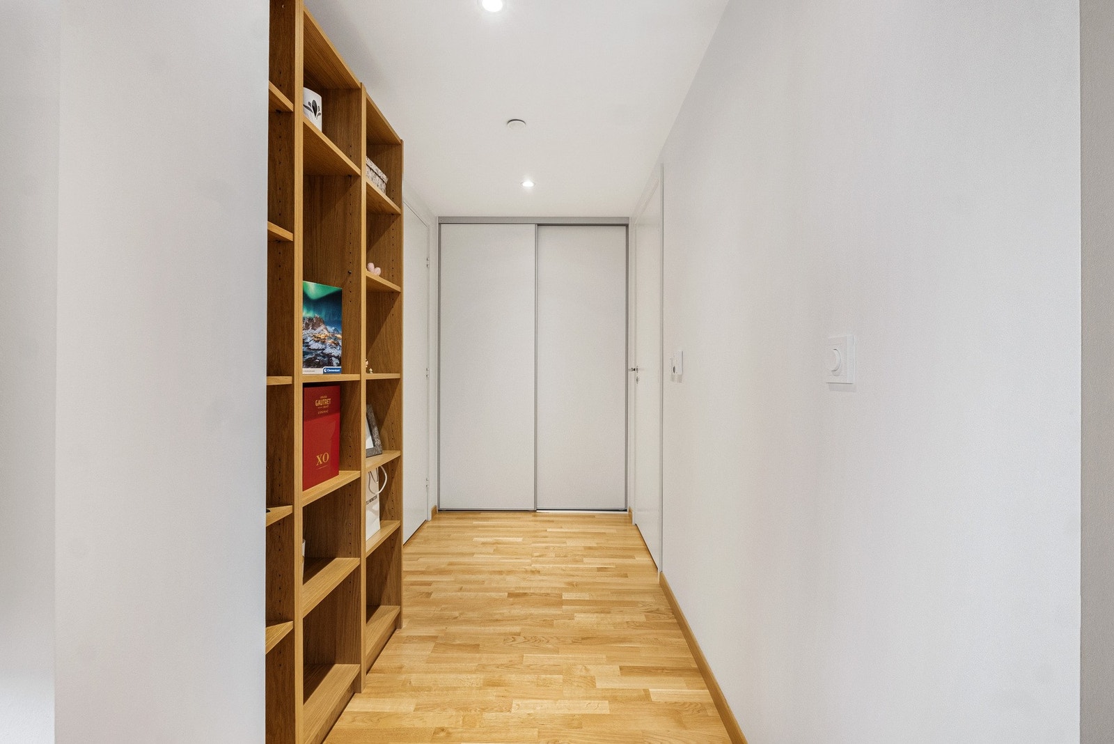 Før vi trer inn i soverommene møter vi på en praktisk gang med oppbevaringsplass i skyvedørsskap Galleribilde