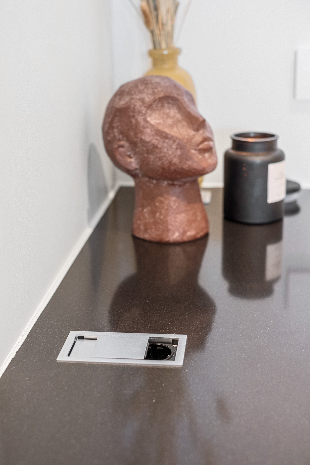 Kjøkkenet er utstyrt med integrerte løsninger som gir god oppbevaringsplass i skuffer og skap Galleribilde