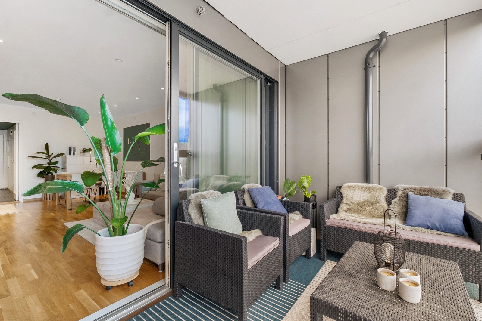 Fra stue er det også utgang til innglasset balkong hvor en kan nyte alle årstider Galleribilde